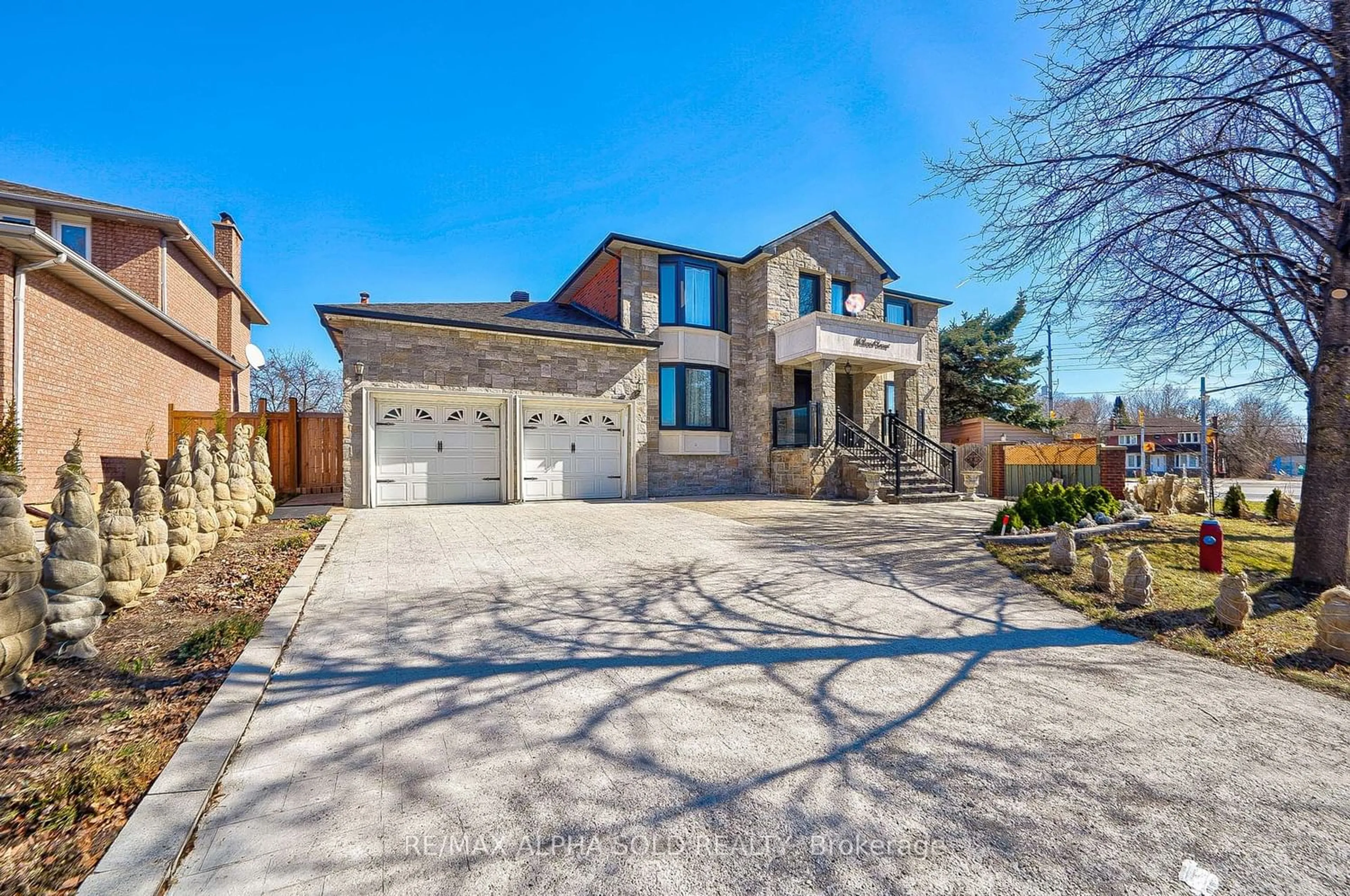 Frontside or backside of a home for 180 Berwick Cres, Richmond Hill Ontario L4C 0B4