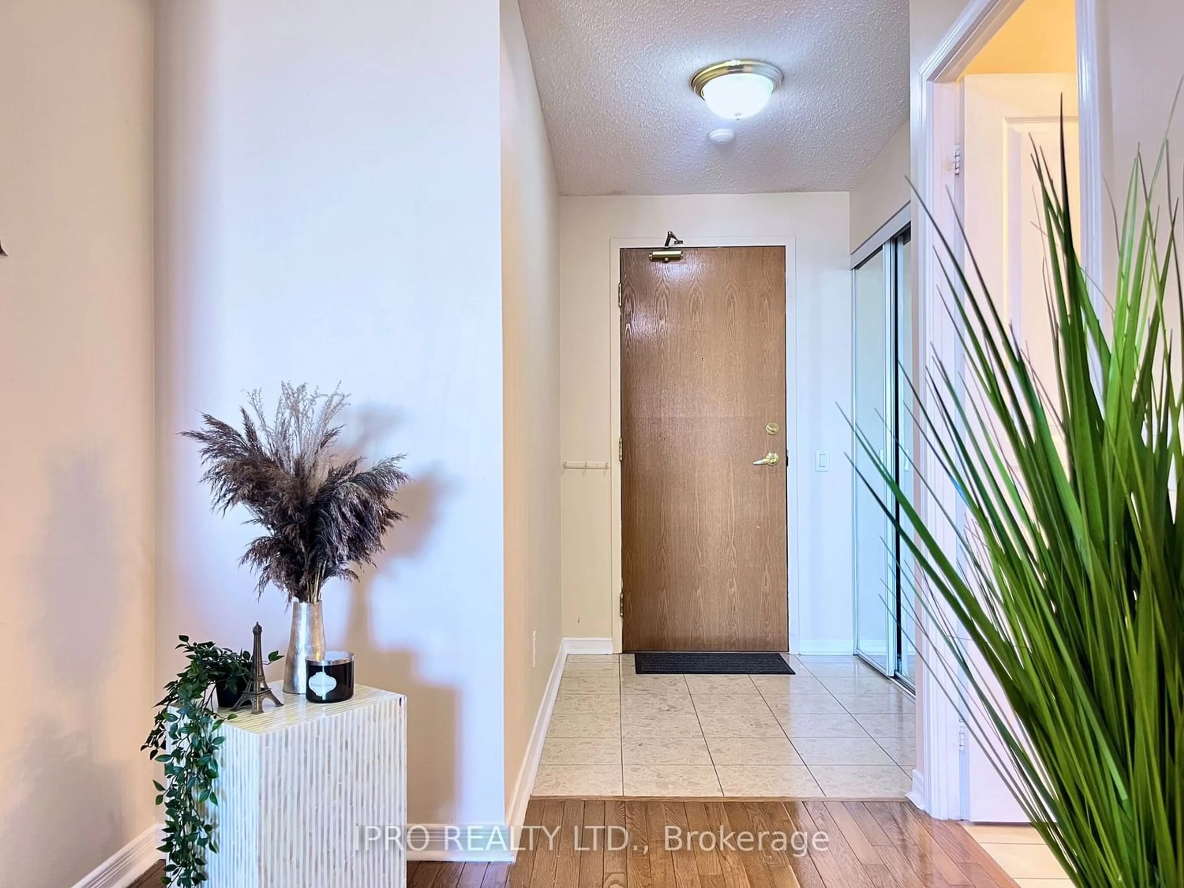 Indoor foyer for 9 Northern Heights Dr #1016, Richmond Hill Ontario L4B 4M5