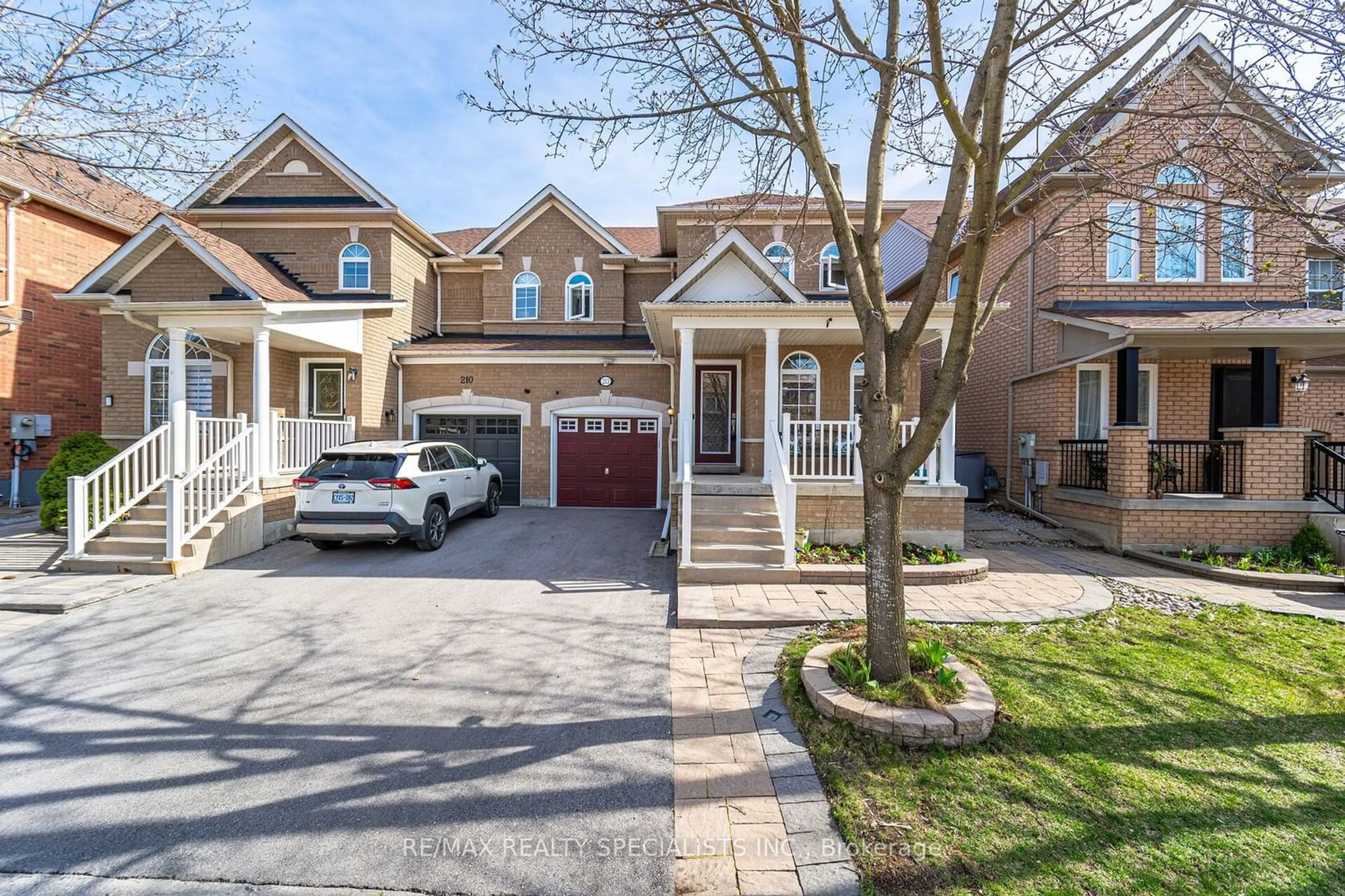 Home with brick exterior material for 212 Hollywood Hill Circ, Vaughan Ontario L4H 2P7
