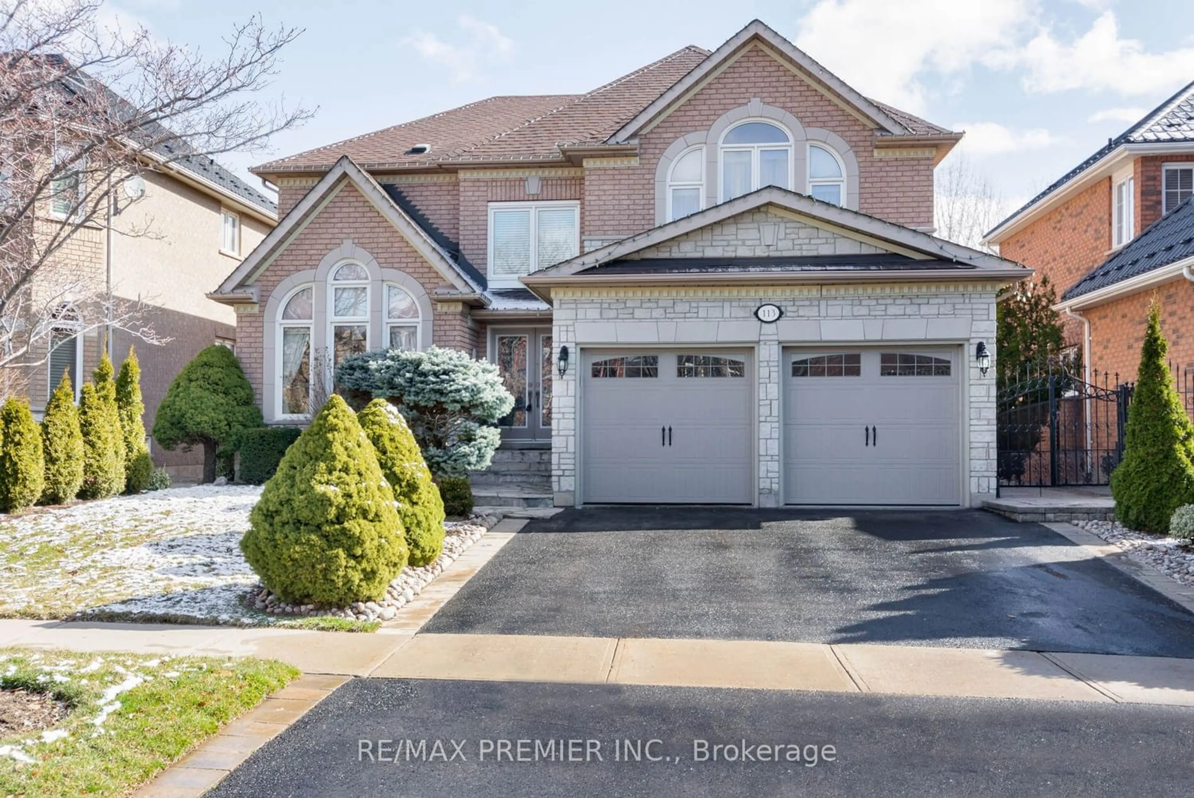 Frontside or backside of a home for 113 Sierra Crt, Vaughan Ontario L6A 2N7