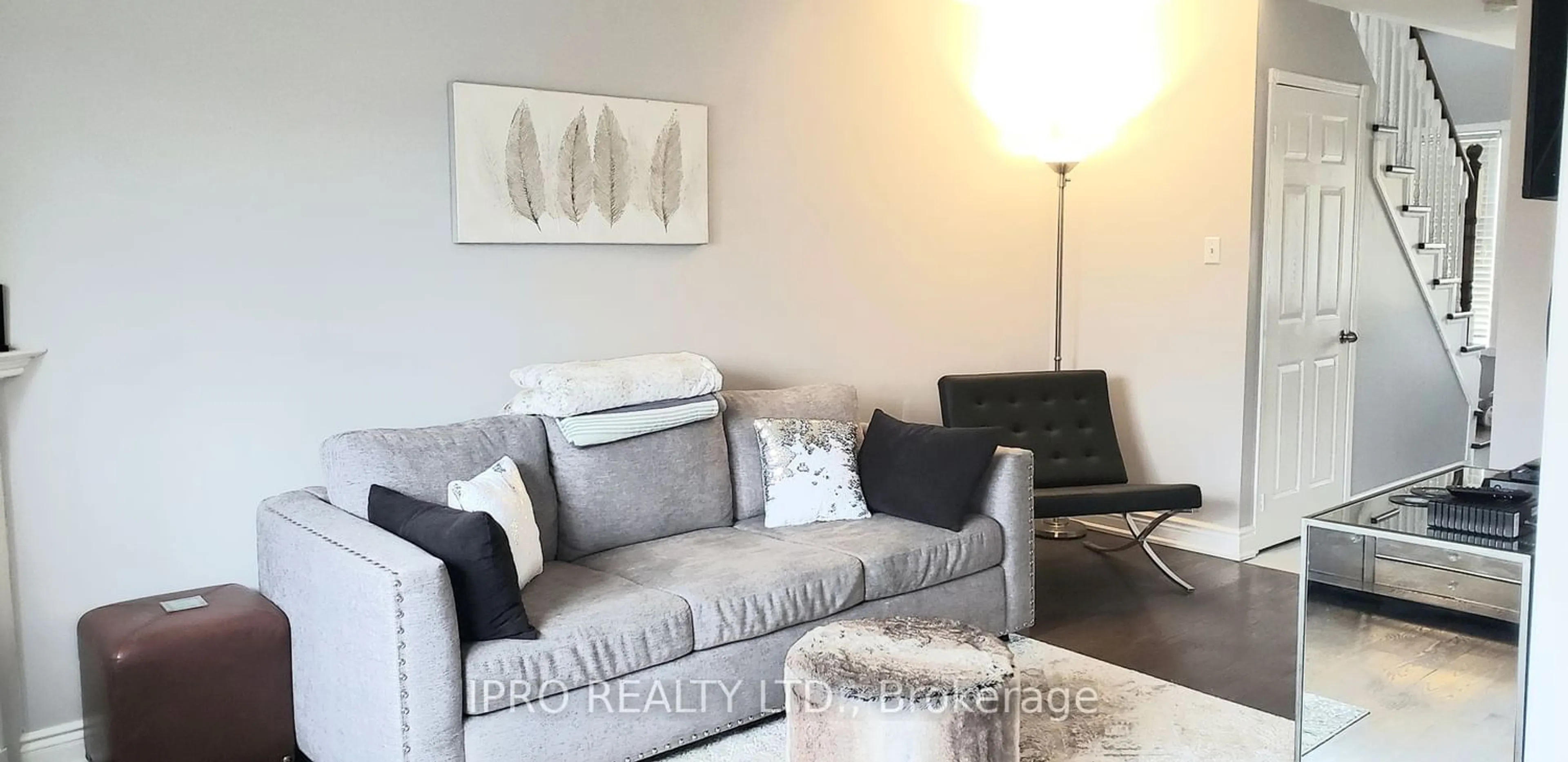 Living room for 249 Warner Cres, Newmarket Ontario L3X 2G6