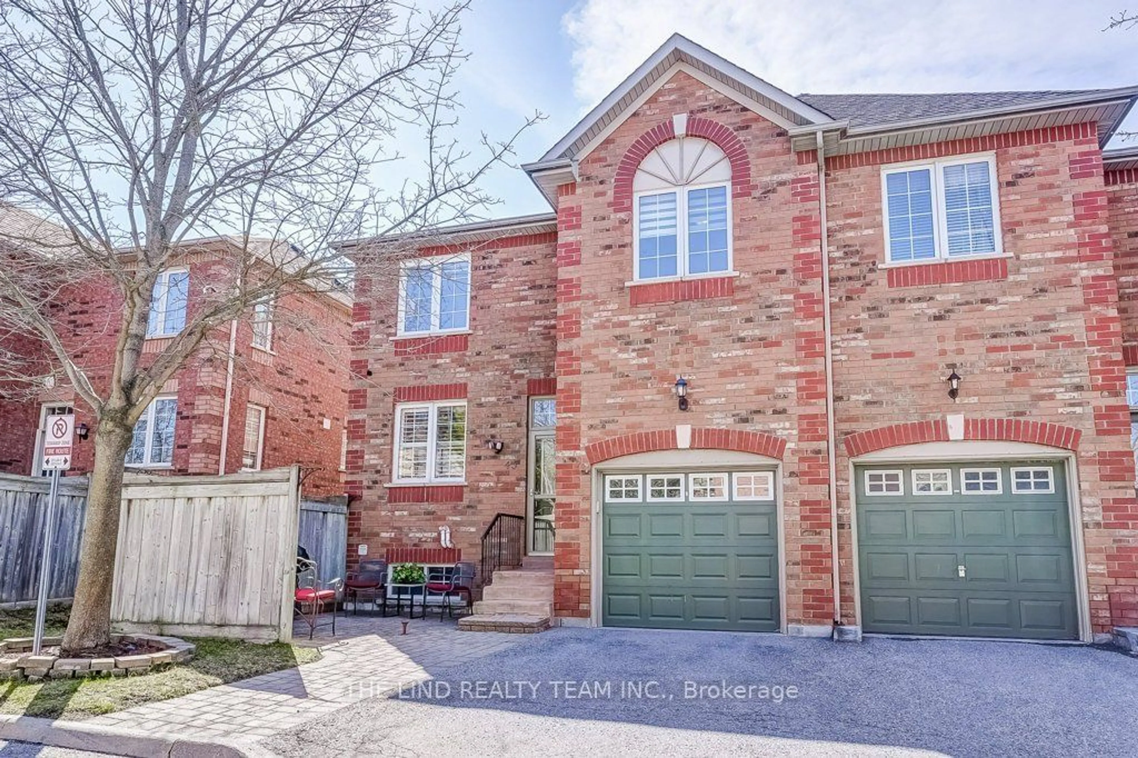 A pic from exterior of the house or condo for 45 Sandlewood Crt, Aurora Ontario L4G 7N2