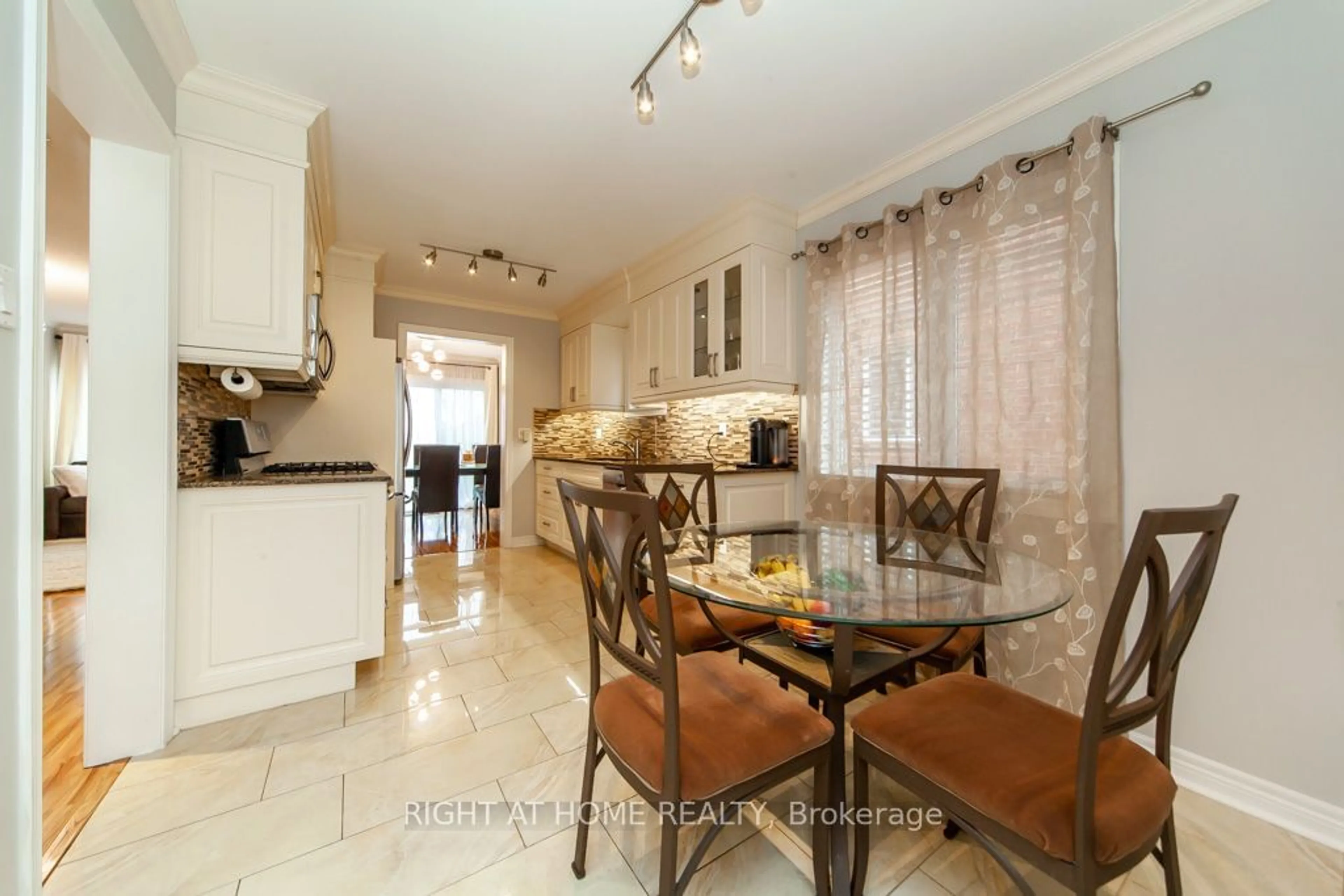 Dining room for 217 Rosanna Cres, Vaughan Ontario L6A 2T3