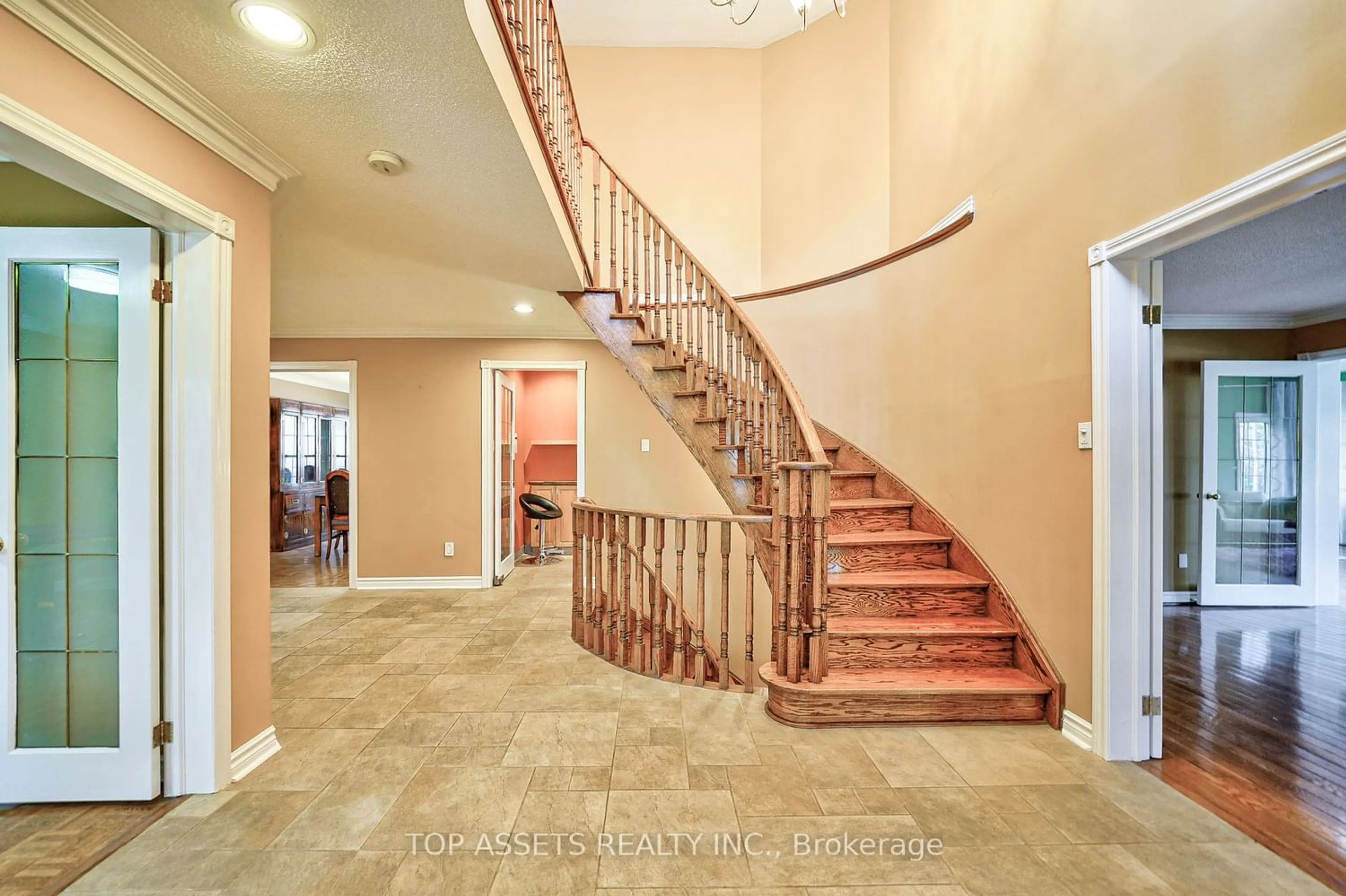 Indoor foyer for 48 Highview Cres, Richmond Hill Ontario L4B 2T2