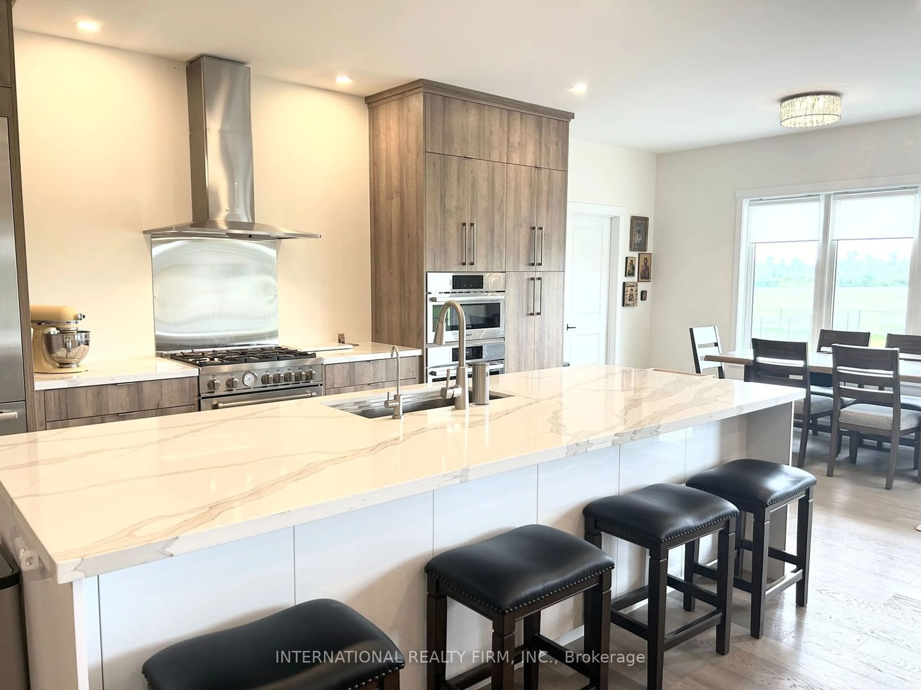 Contemporary kitchen for 141 Lake Dr, Georgina Ontario L4P 3E9