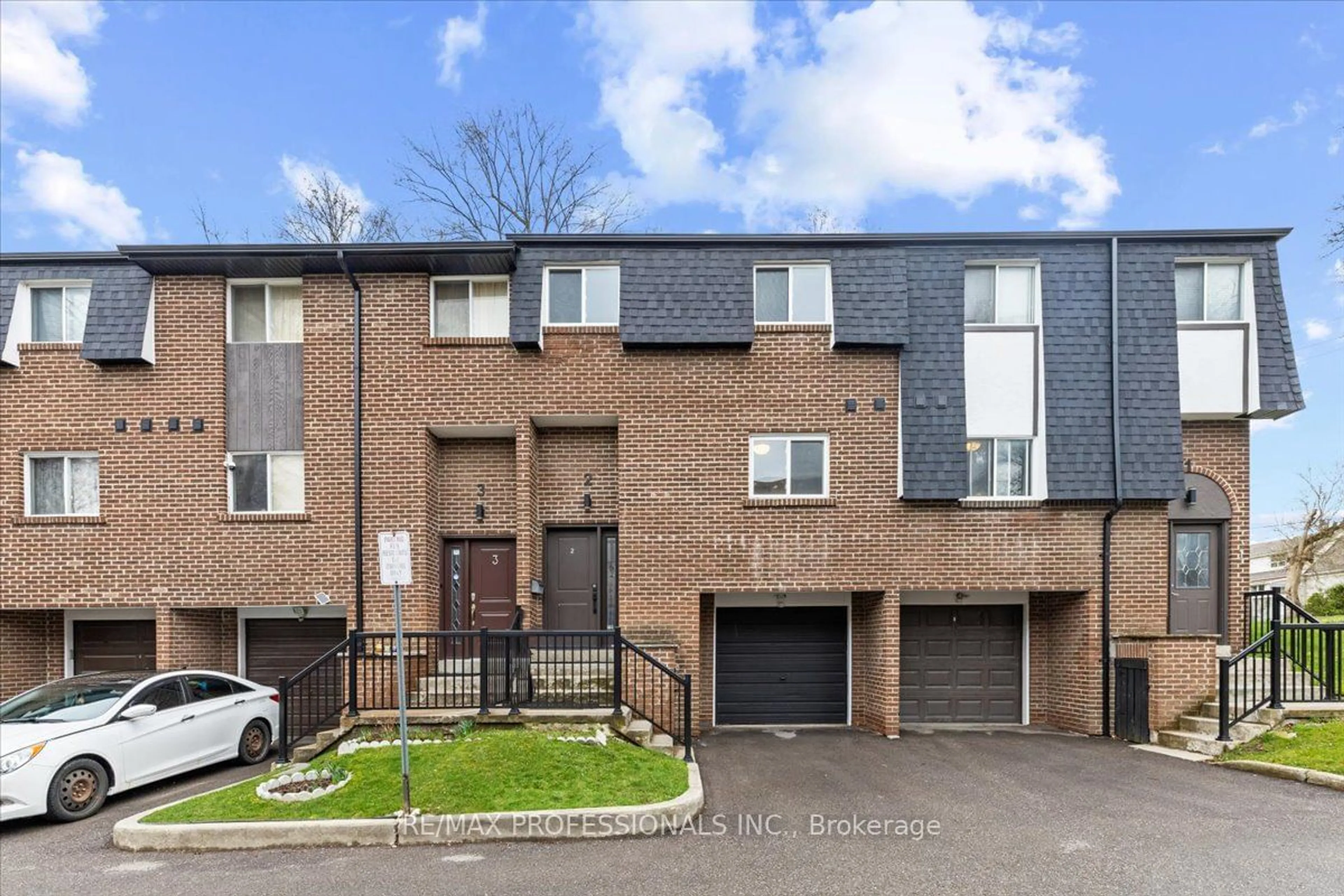 A pic from exterior of the house or condo for 119 Henderson Ave #2, Markham Ontario L3T 2L3