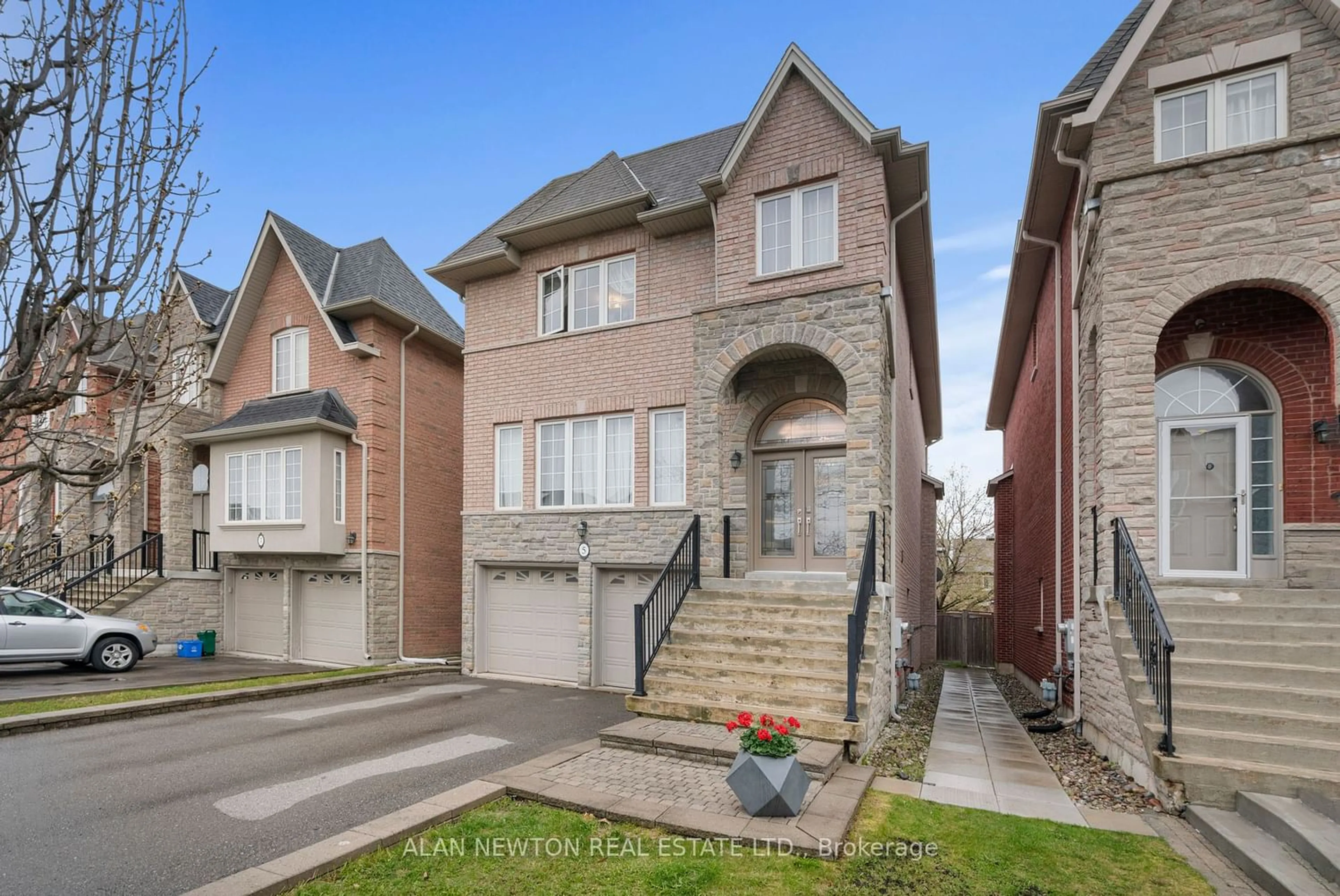 Frontside or backside of a home for 5 Carat Cres, Richmond Hill Ontario L4S 0B3