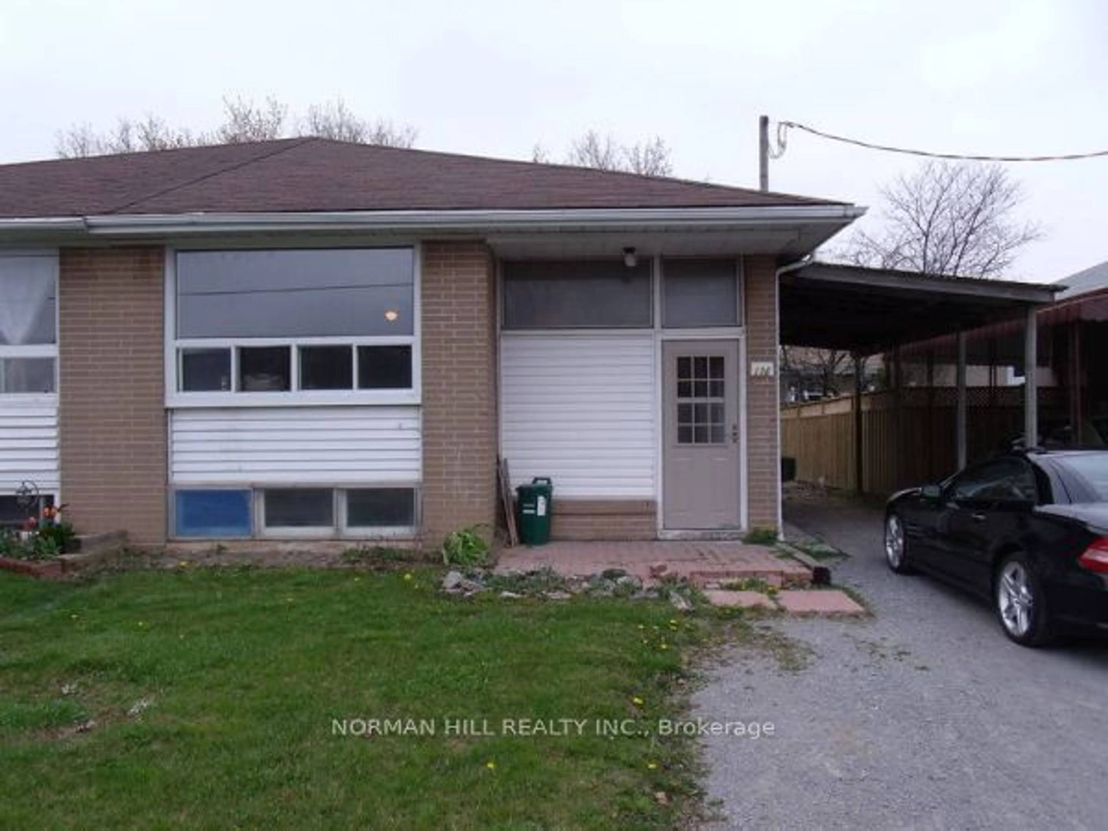 Frontside or backside of a home for 136 Longford Dr, Newmarket Ontario L3Y 2Y5