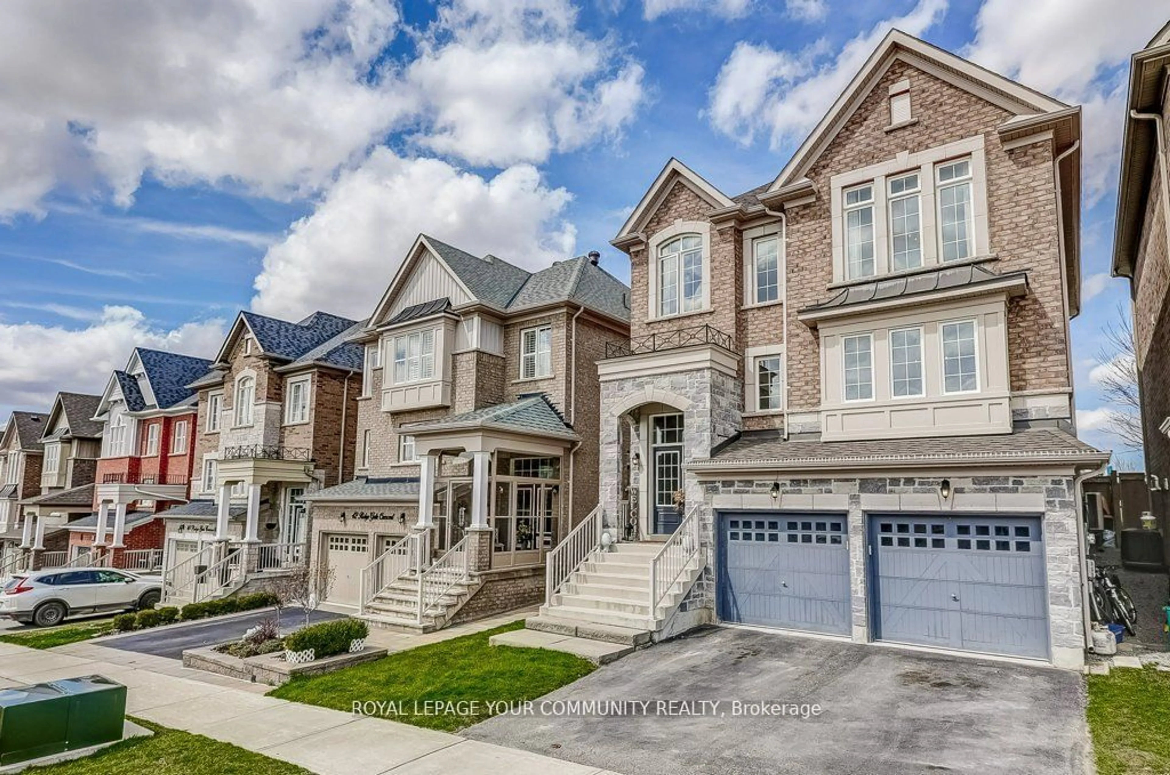 A pic from exterior of the house or condo for 44 Ridge Gate Cres, East Gwillimbury Ontario L0G 1M0