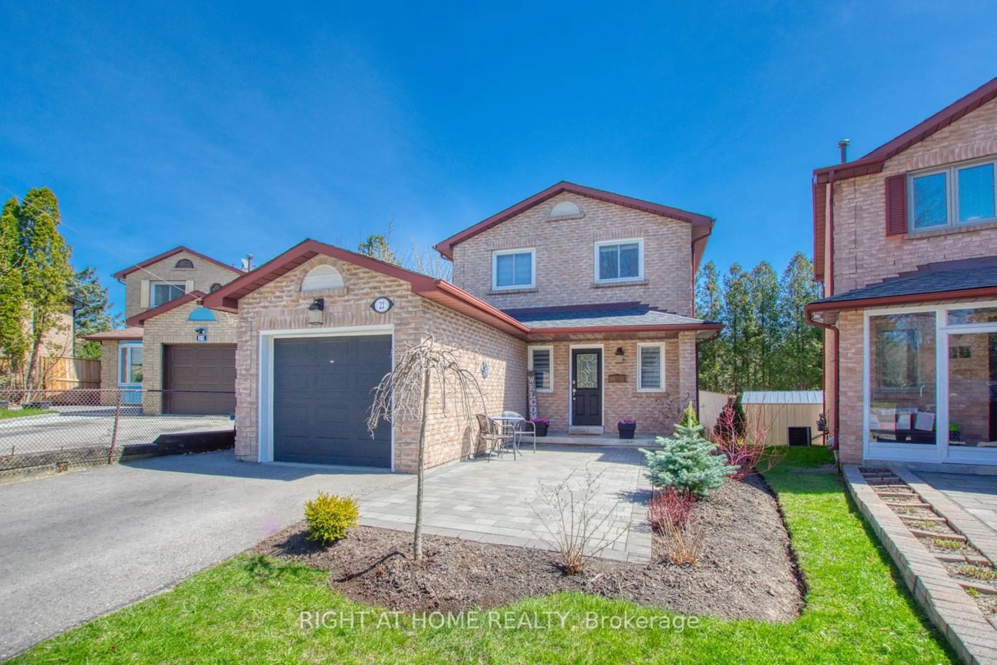 Home with brick exterior material for 22 Valhalla Crt, Aurora Ontario L4G 5W3
