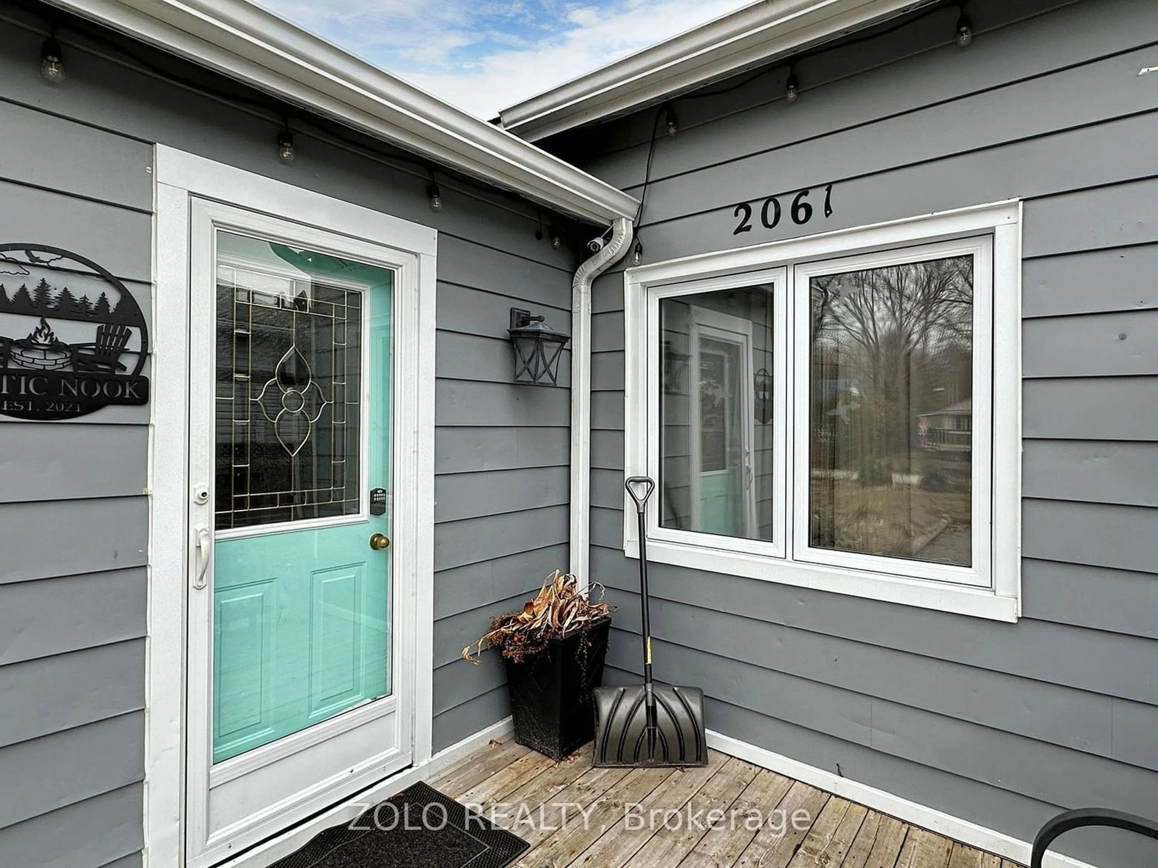 Indoor entryway for 2061 Eastern Ave, Innisfil Ontario L9S 4E2