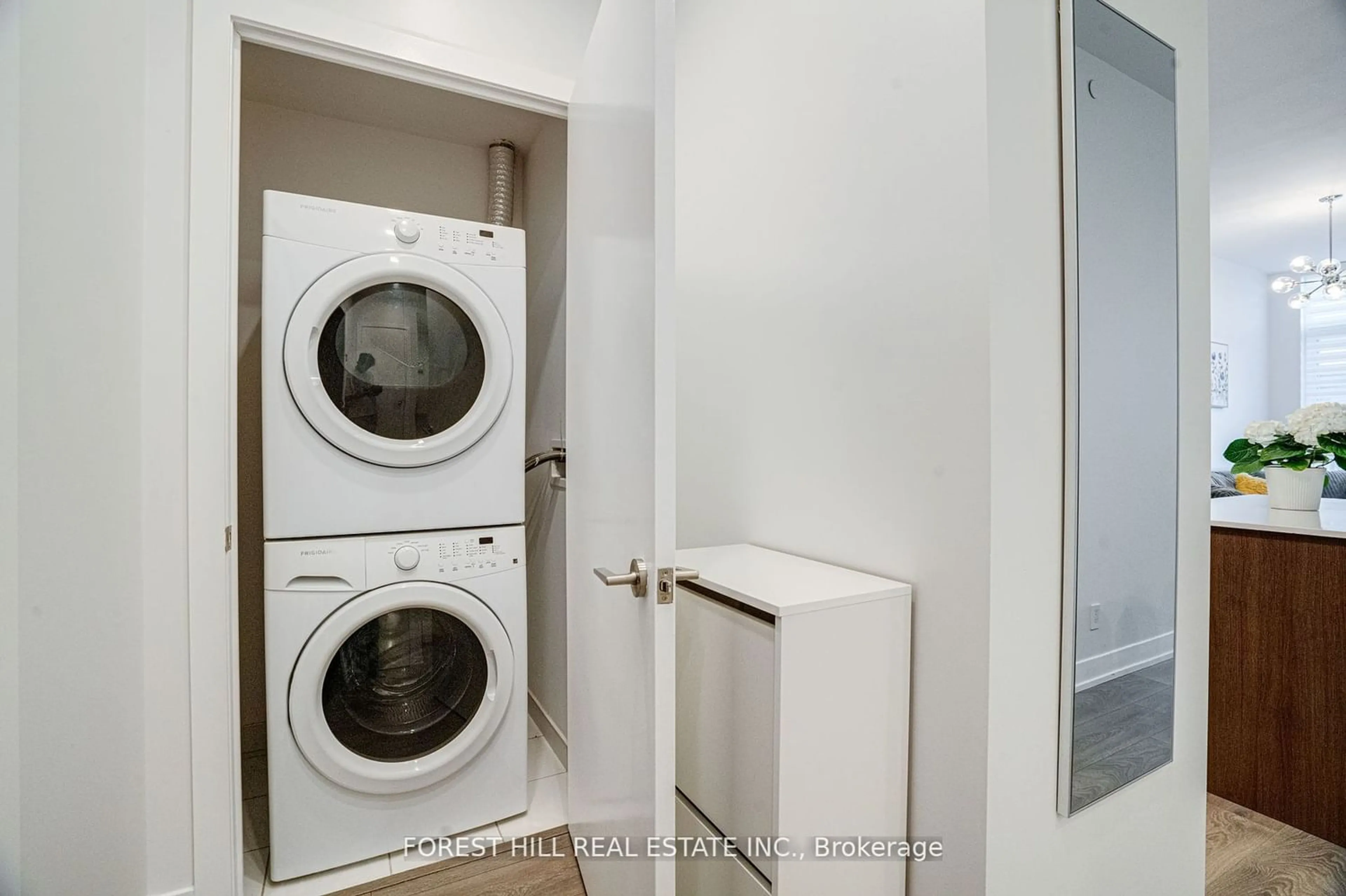 Laundry room for 9471 Yonge St #745, Richmond Hill Ontario L4C 1V4