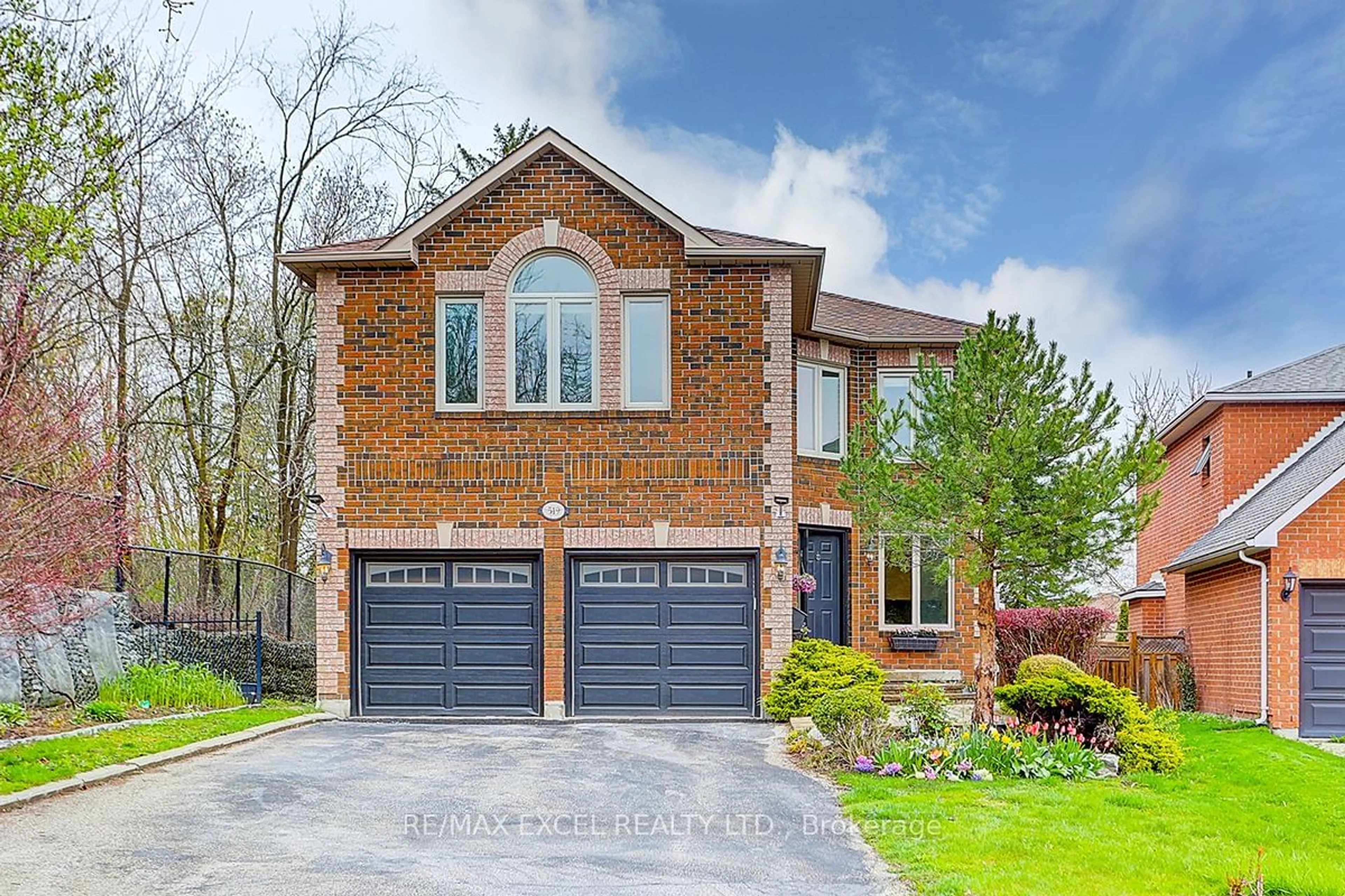 Home with brick exterior material for 519 Londry Crt, Newmarket Ontario L3Y 8M3