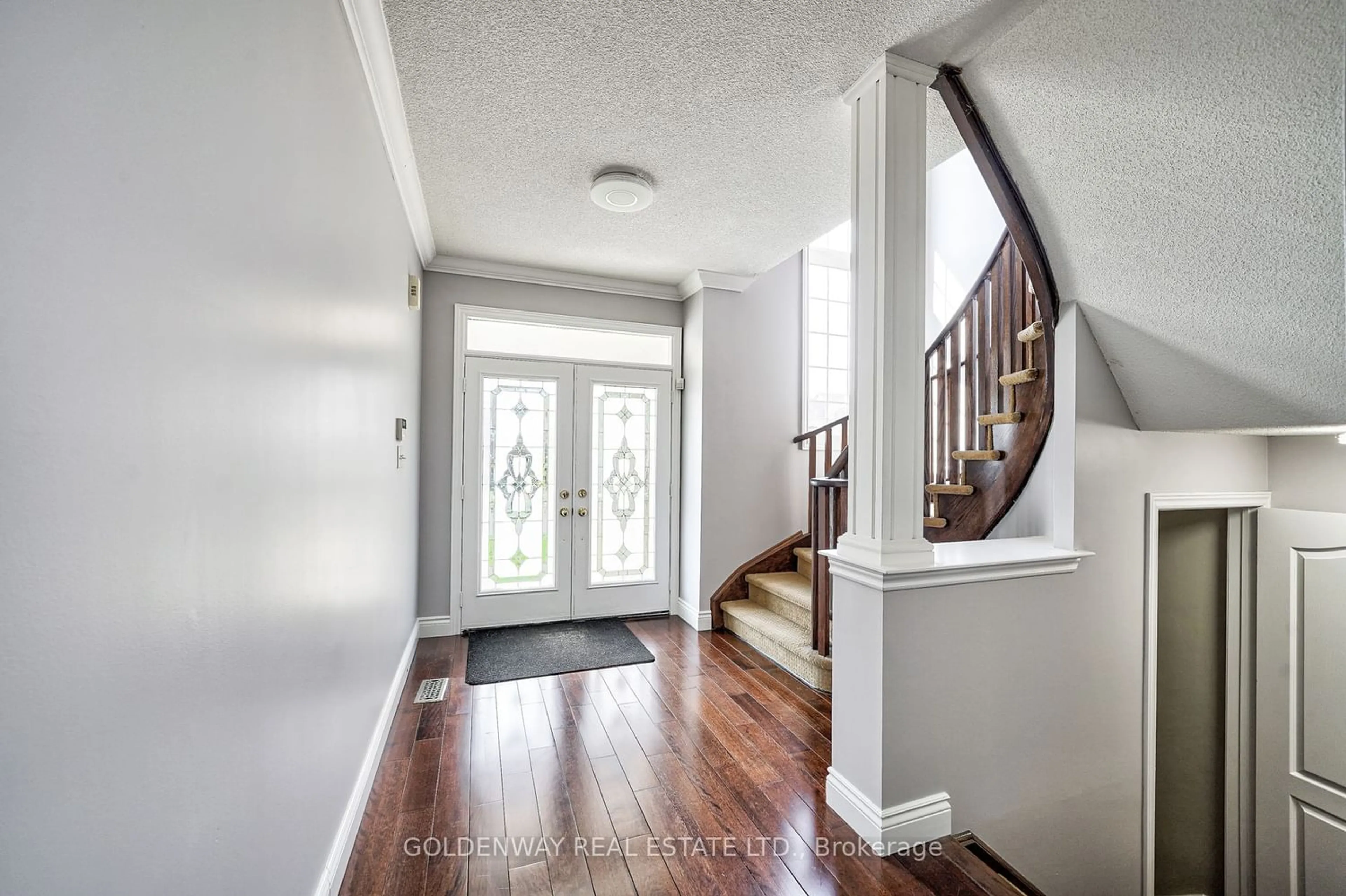 Indoor entryway for 725 Millard St, Whitchurch-Stouffville Ontario L4A 0B2