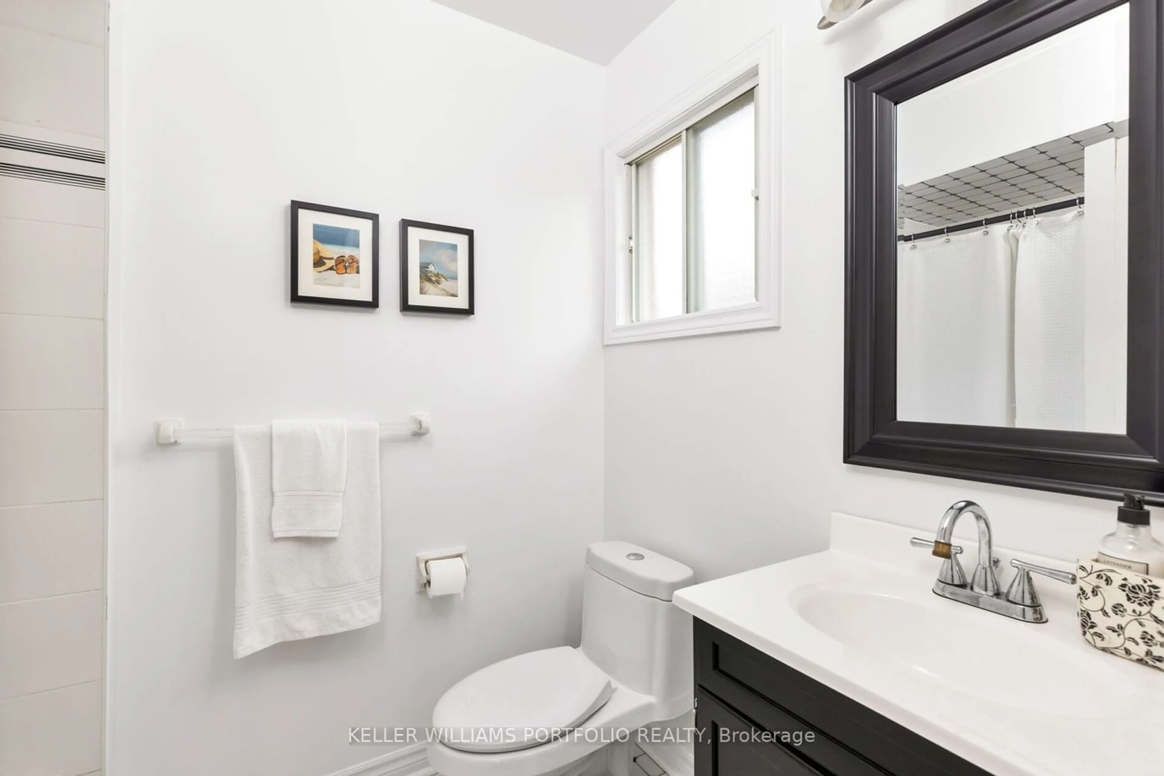 Standard bathroom for 62 Newport Sq, Vaughan Ontario L4J 7N1