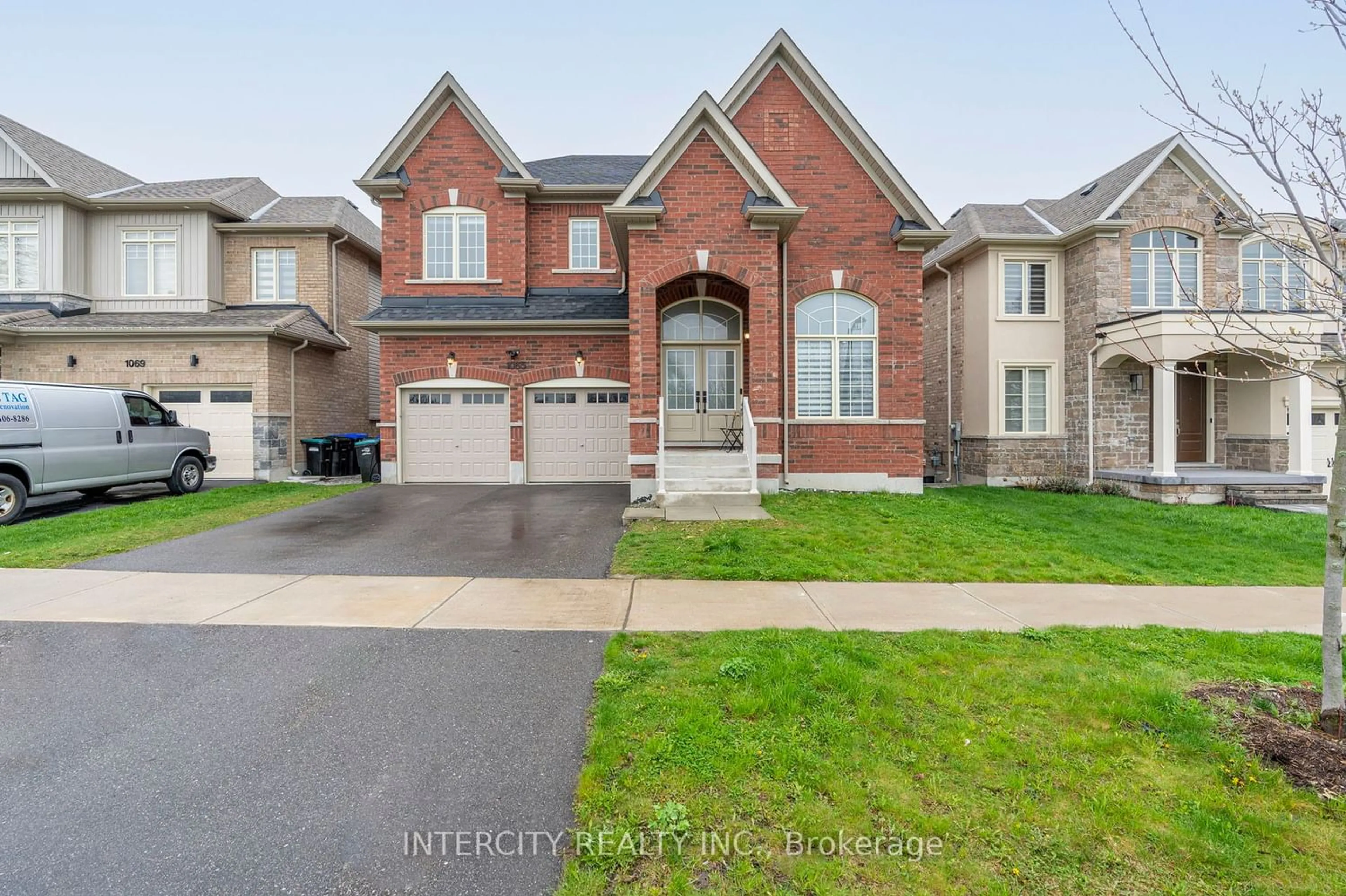 Frontside or backside of a home for 1065 Langford Blvd, Bradford West Gwillimbury Ontario L3Z 0A2