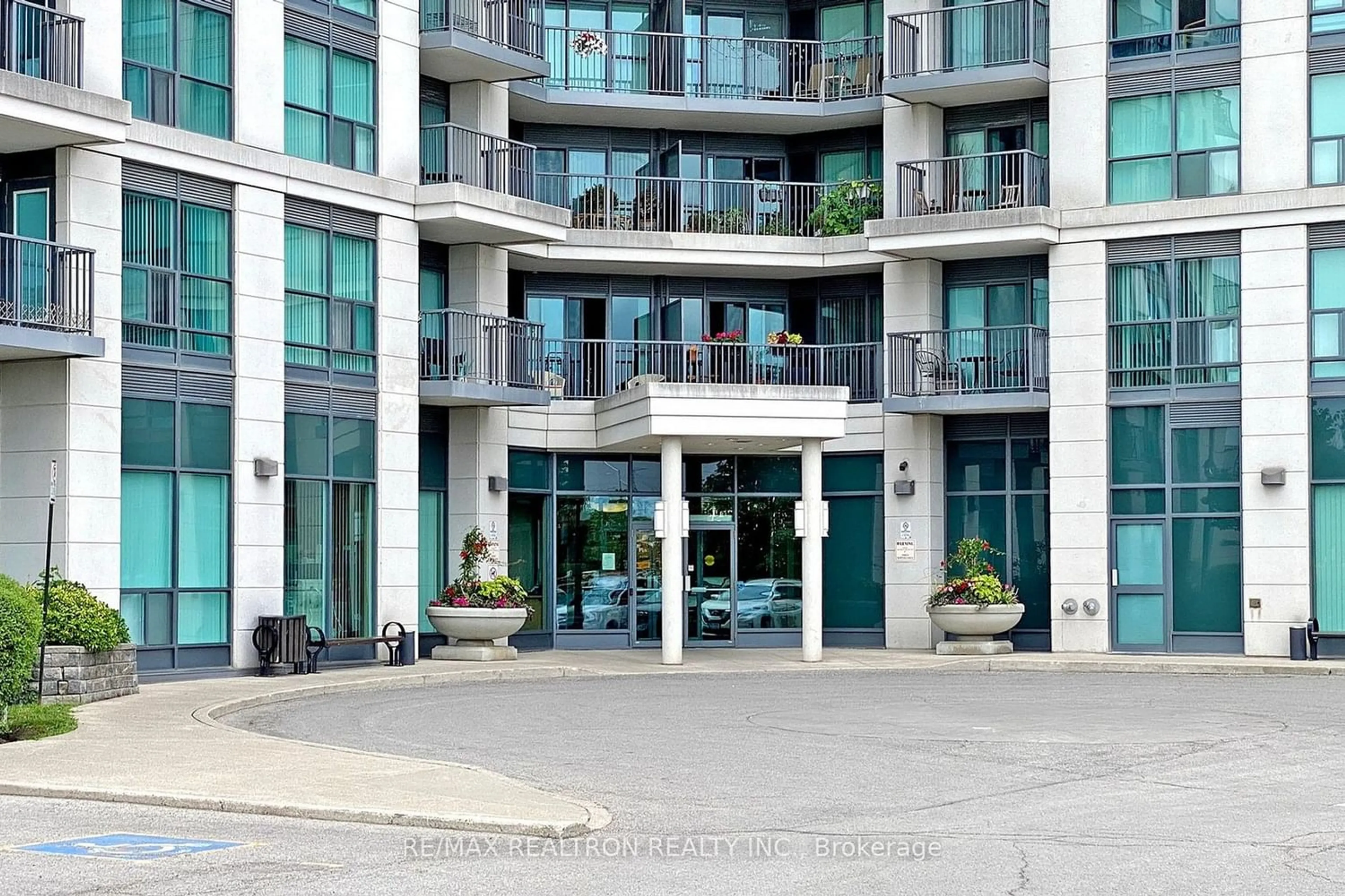 A pic from exterior of the house or condo for 185 Oneida Cres #908, Richmond Hill Ontario L4B 0B1