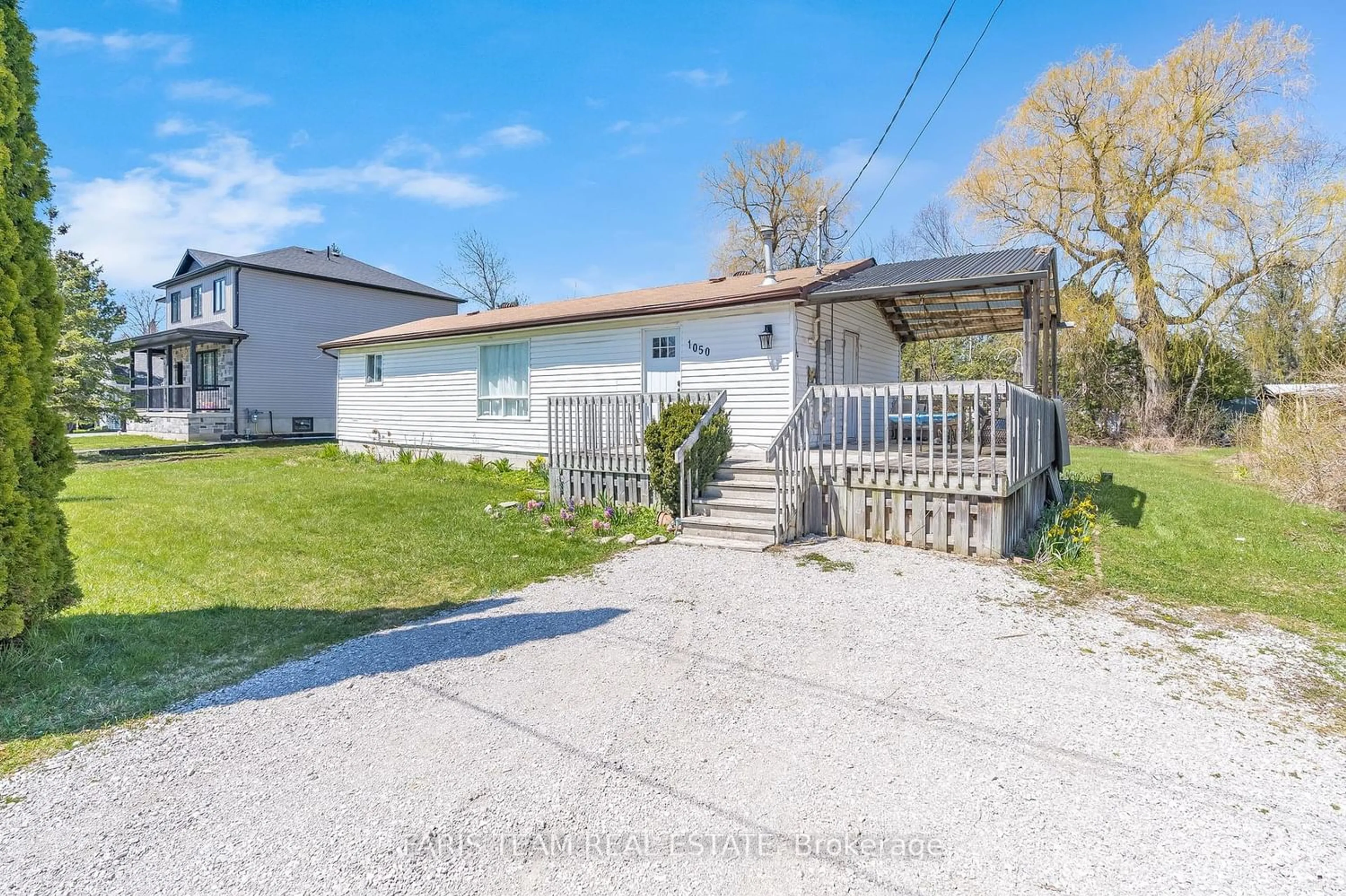 Frontside or backside of a home for 1050 Balsam Rd, Innisfil Ontario L0L 1C0