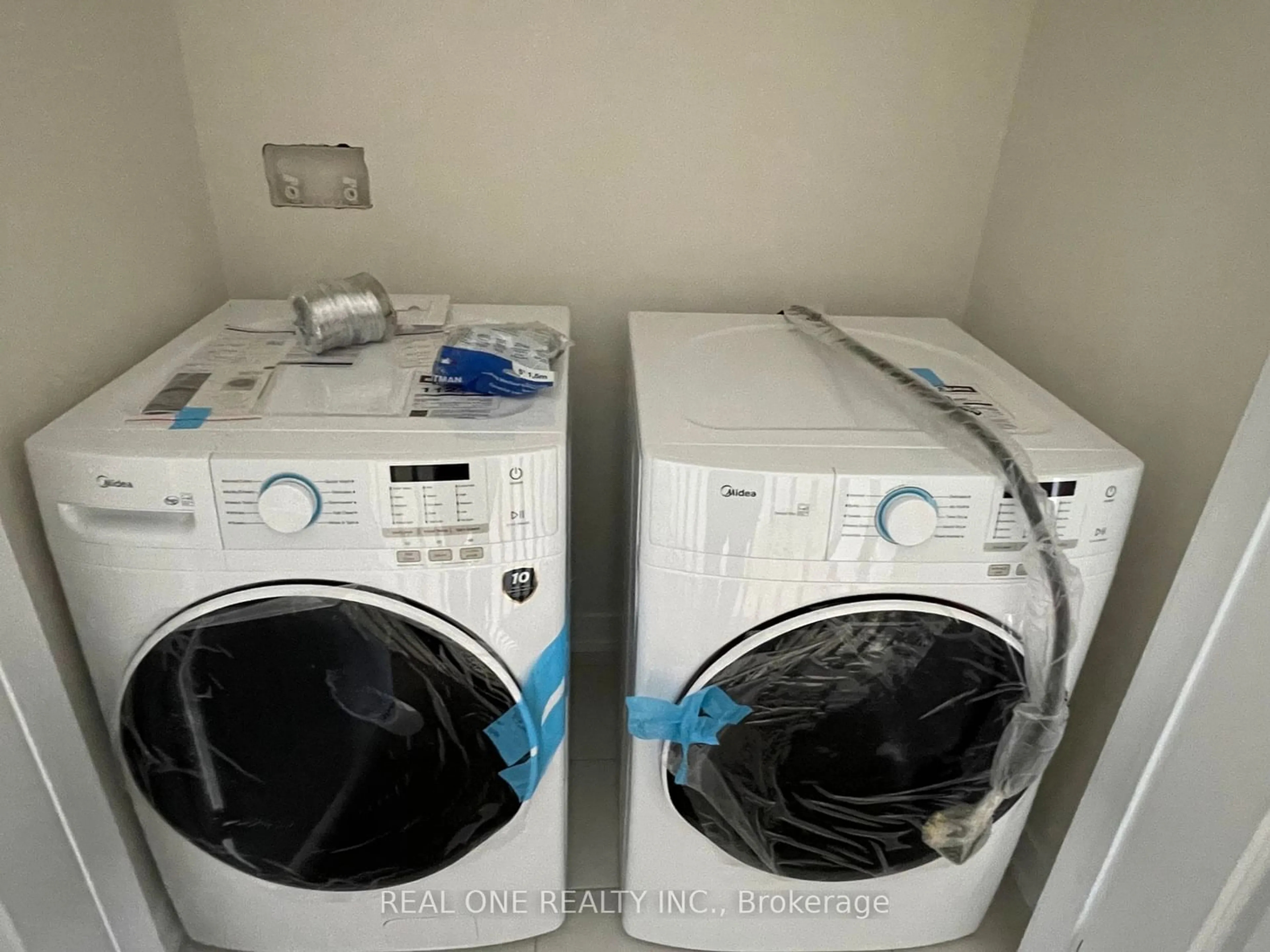 Washer and dryer for 128 Credit Lane, Richmond Hill Ontario L4E 1G9