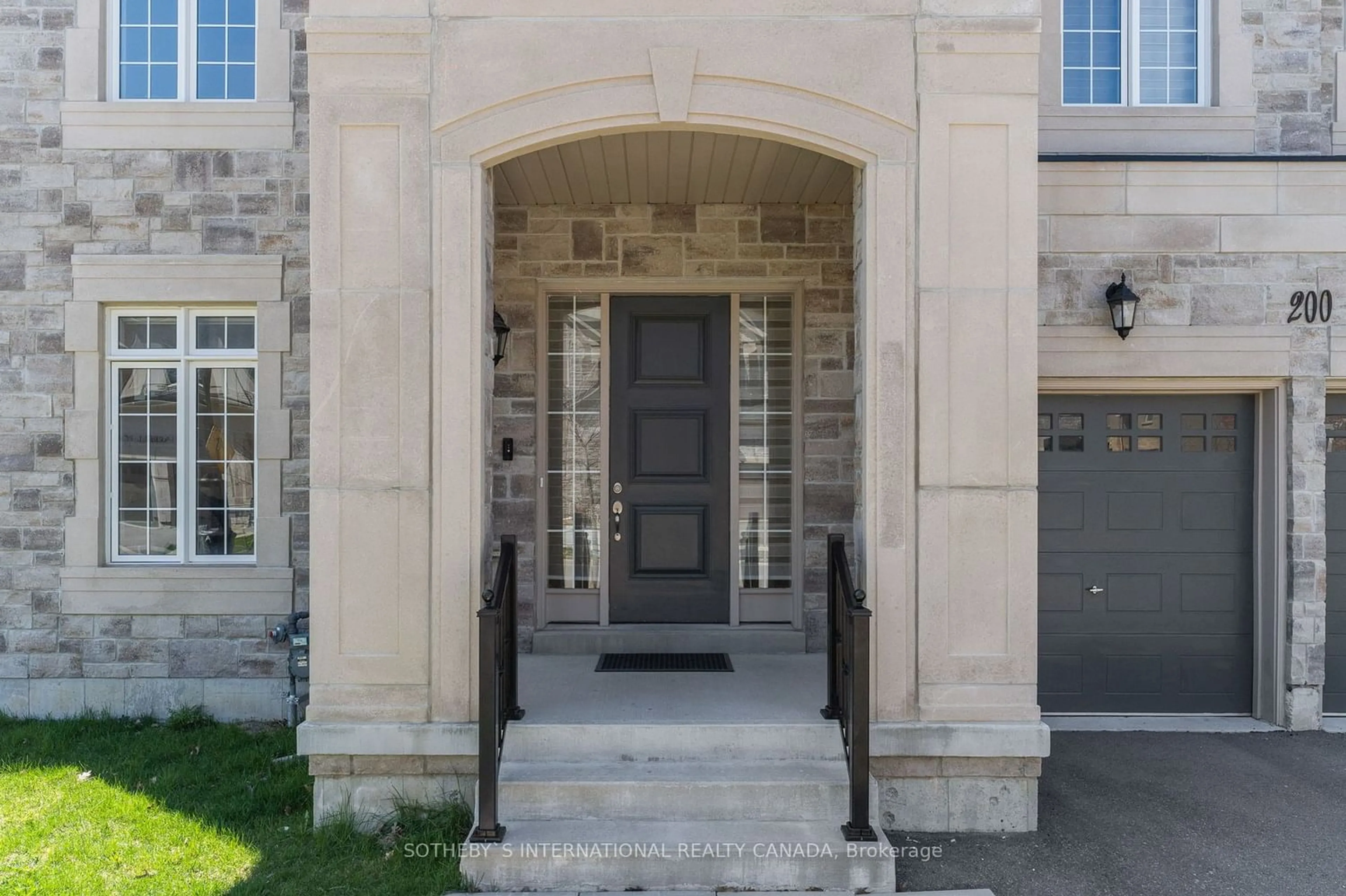 Indoor entryway for 200 Farrell Rd, Vaughan Ontario L6A 0H9