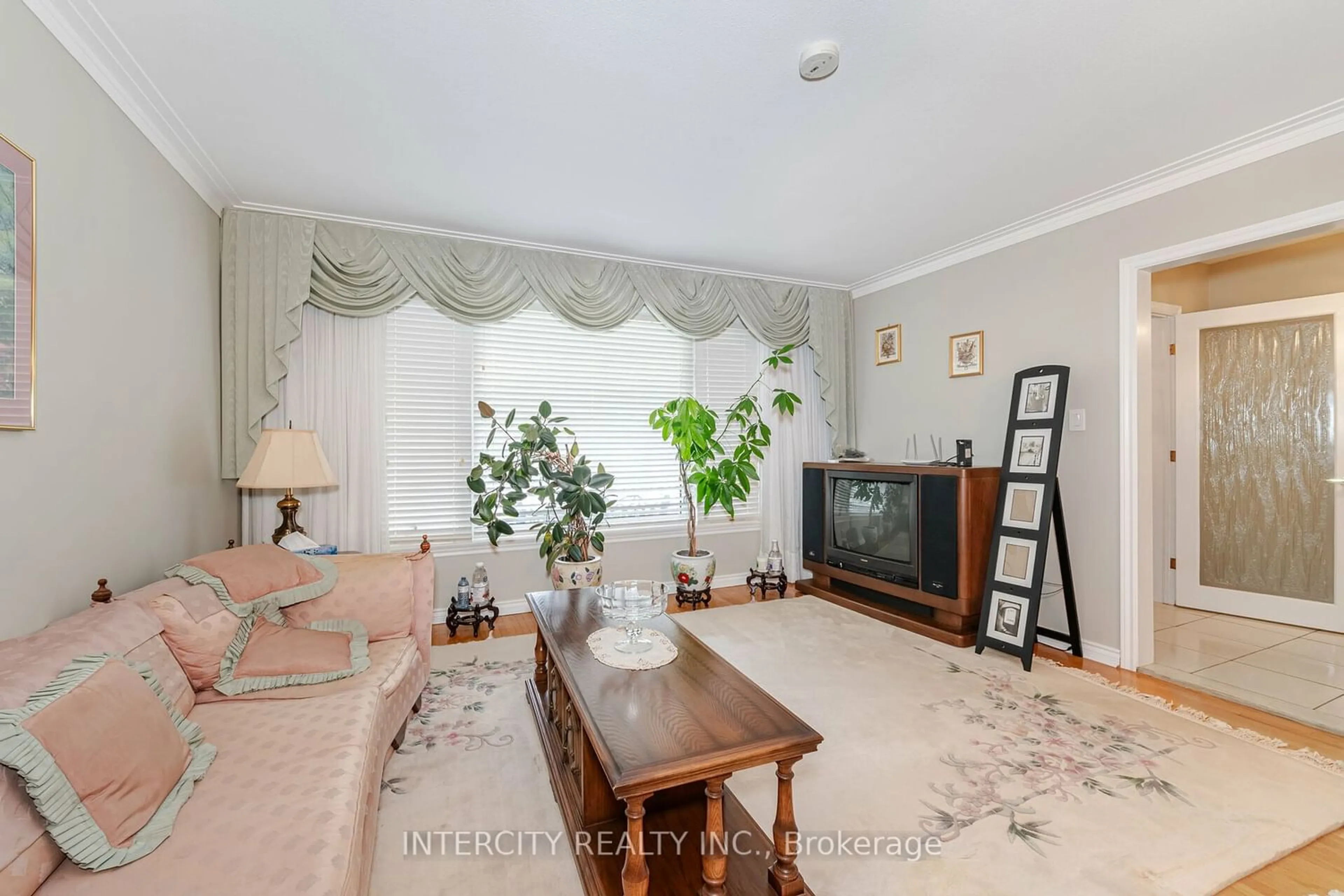 Living room for 130 Centre St, Vaughan Ontario L4C 3P7