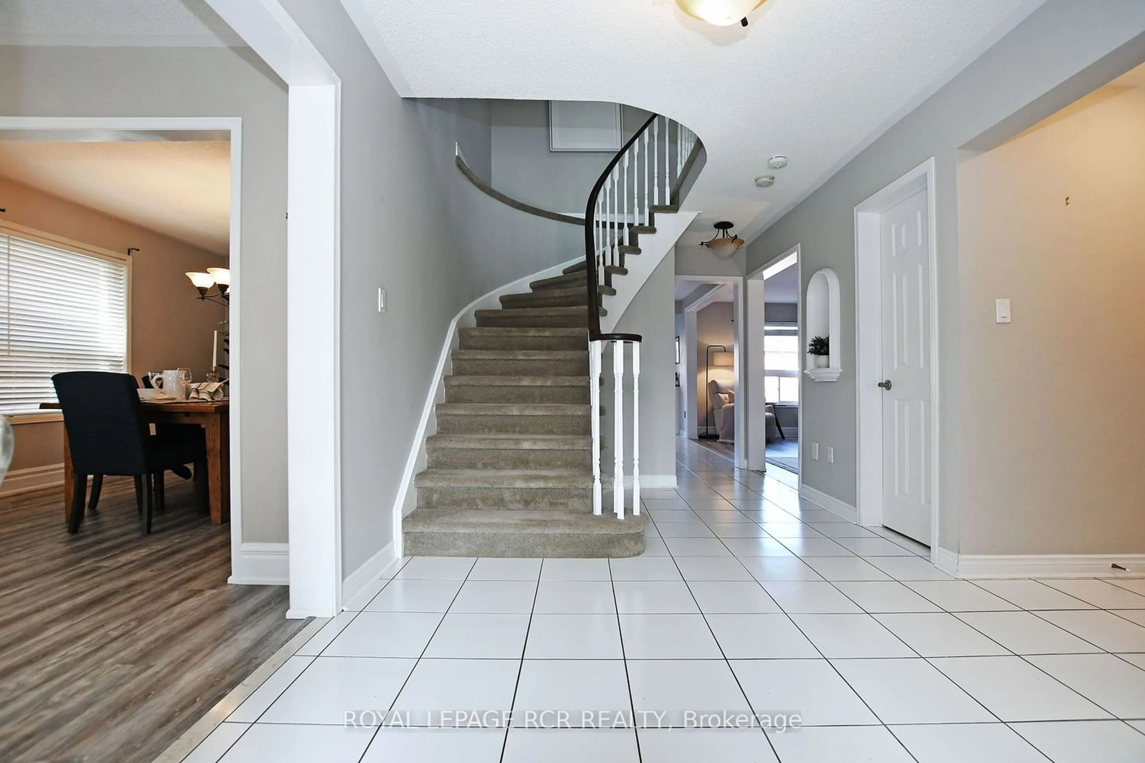 Indoor foyer for 271 Rhodes Circ, Newmarket Ontario L3X 1V4