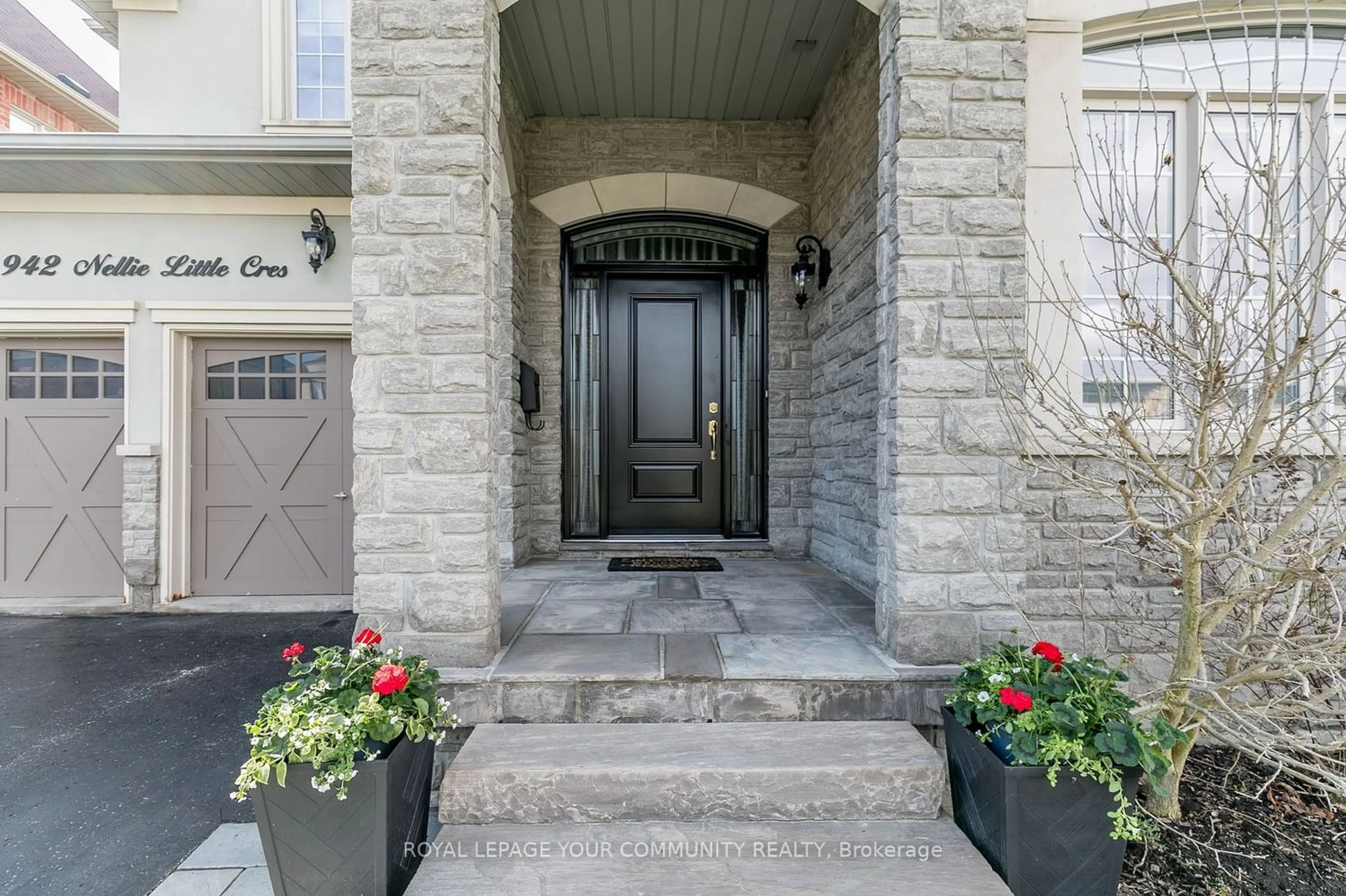 Indoor entryway for 942 Nellie Little Cres, Newmarket Ontario L3X 3E4