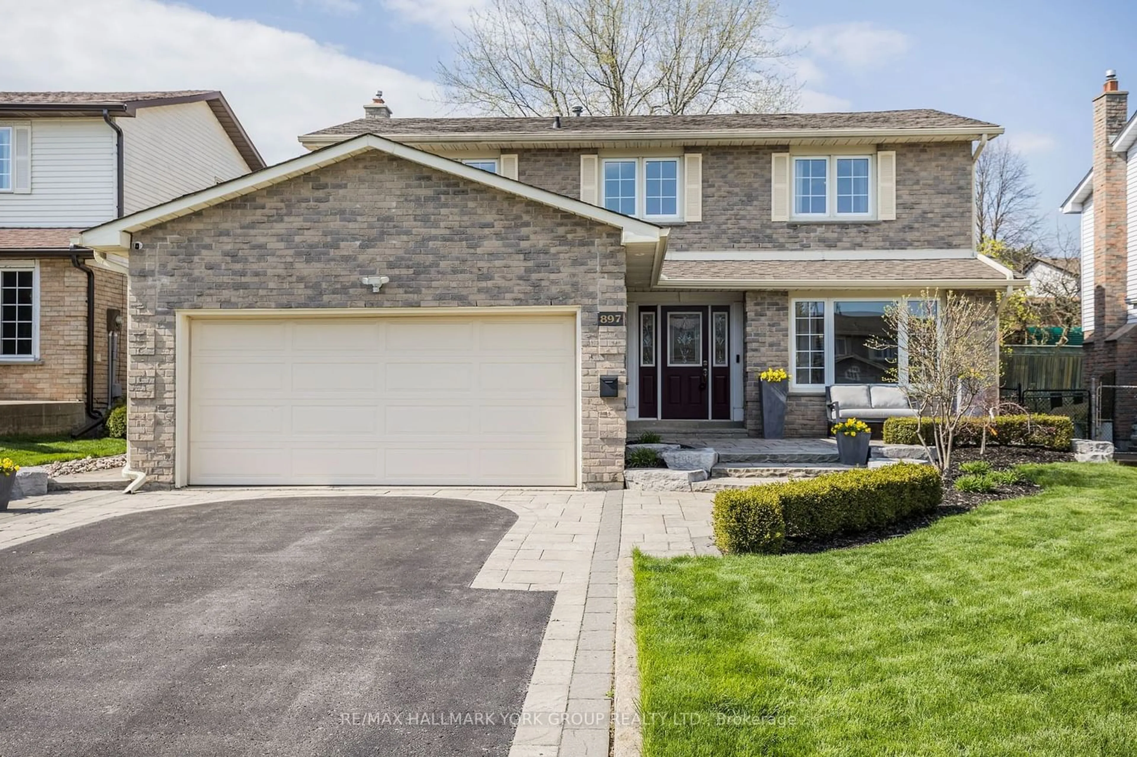 Frontside or backside of a home for 897 Dales Ave, Newmarket Ontario L3Y 5Z6