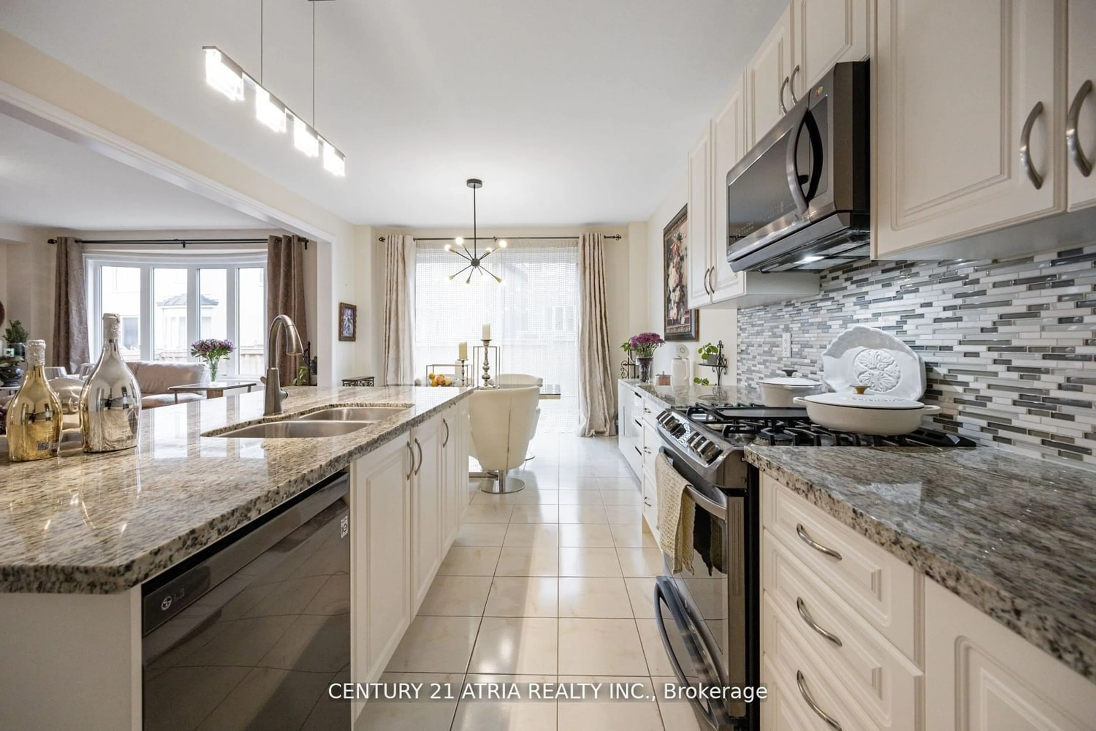 Contemporary kitchen for 6 Deepwood Cres, East Gwillimbury Ontario L9N 0P8