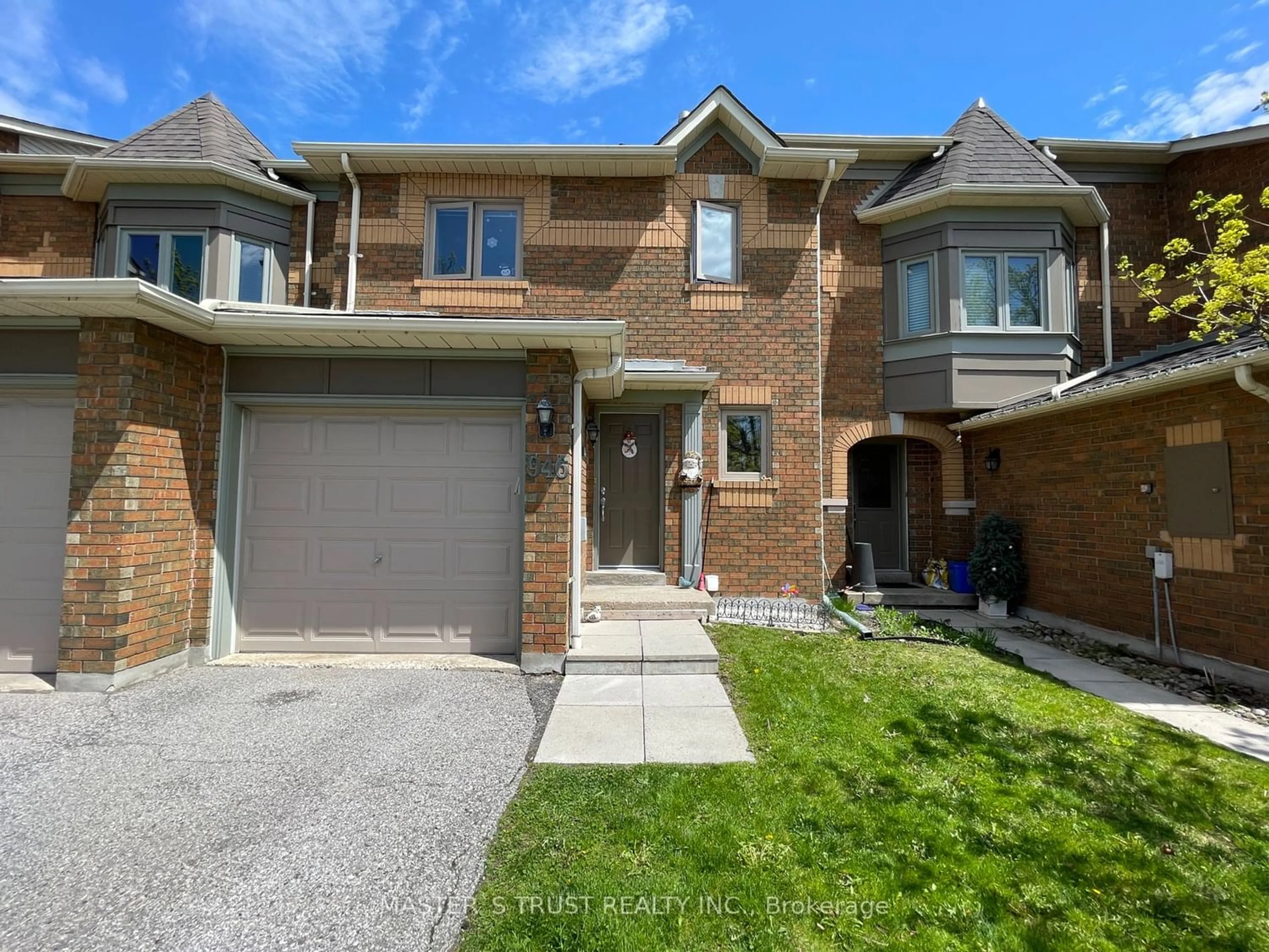 Home with brick exterior material for 946 Caribou Valley Circ, Newmarket Ontario L3X 1X1