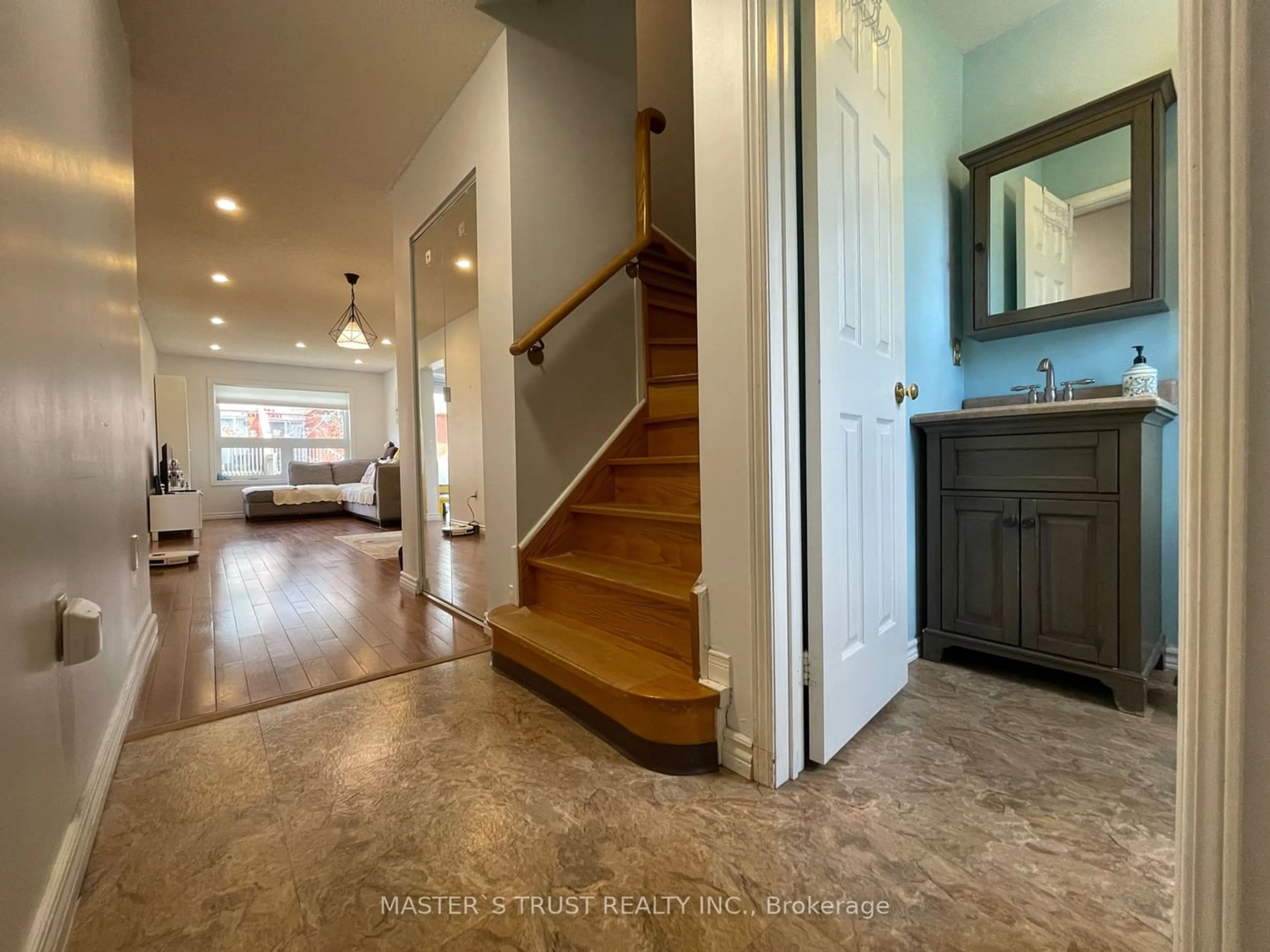 Indoor entryway for 946 Caribou Valley Circ, Newmarket Ontario L3X 1X1