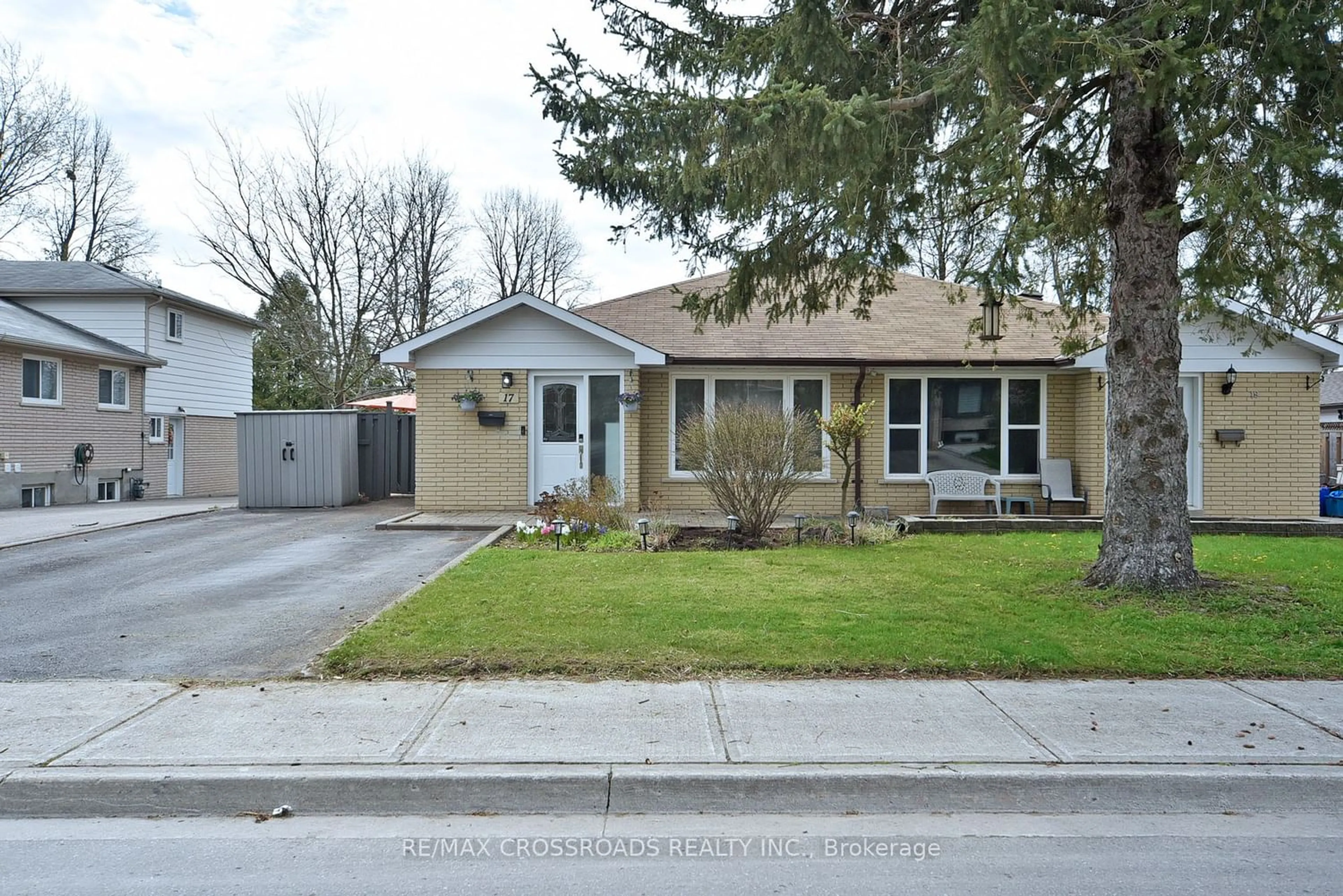 Frontside or backside of a home for 17 Mcdonald Dr, Aurora Ontario L4G 2T4