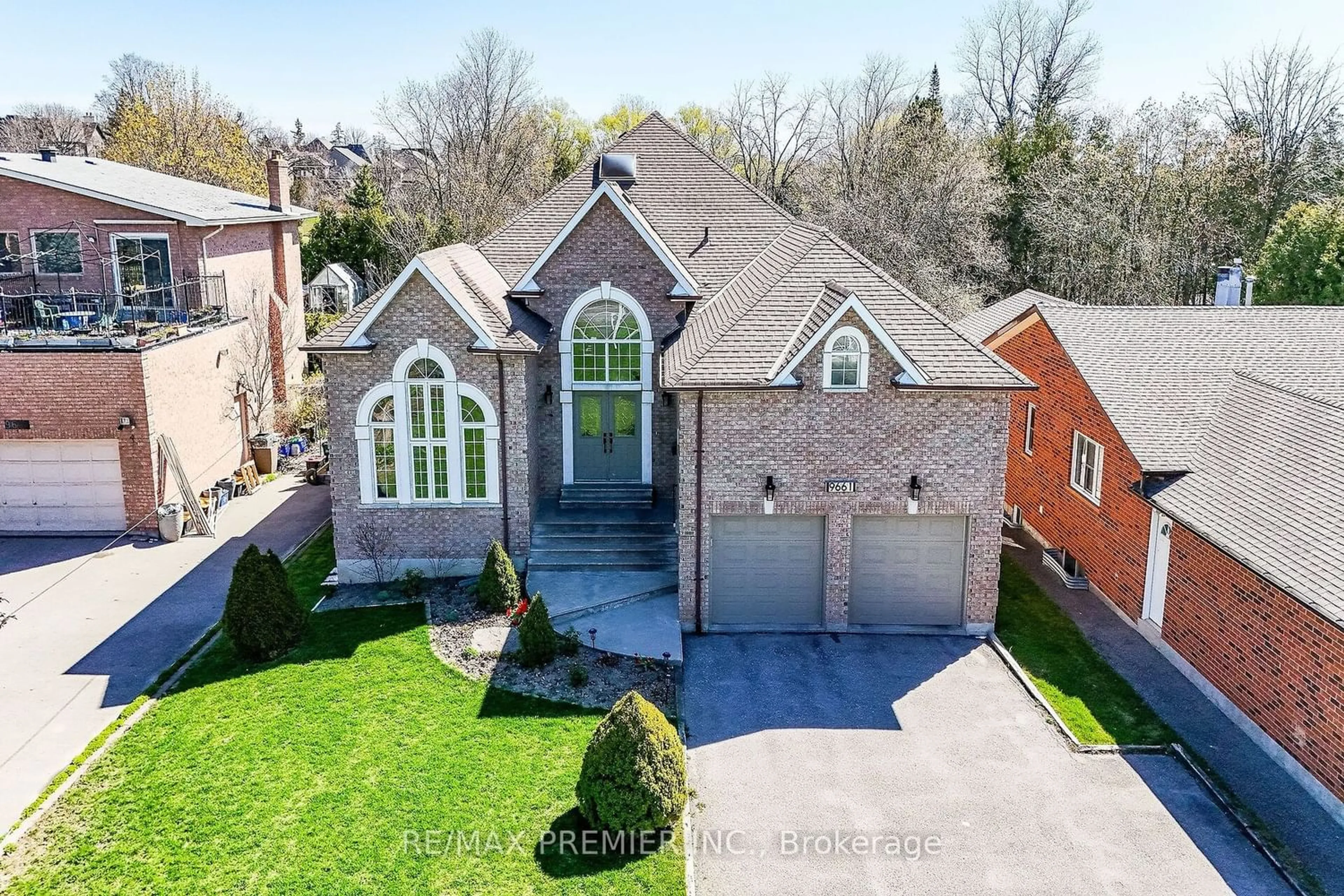 Home with brick exterior material for 9661 Bathurst St, Richmond Hill Ontario L4C 3X4