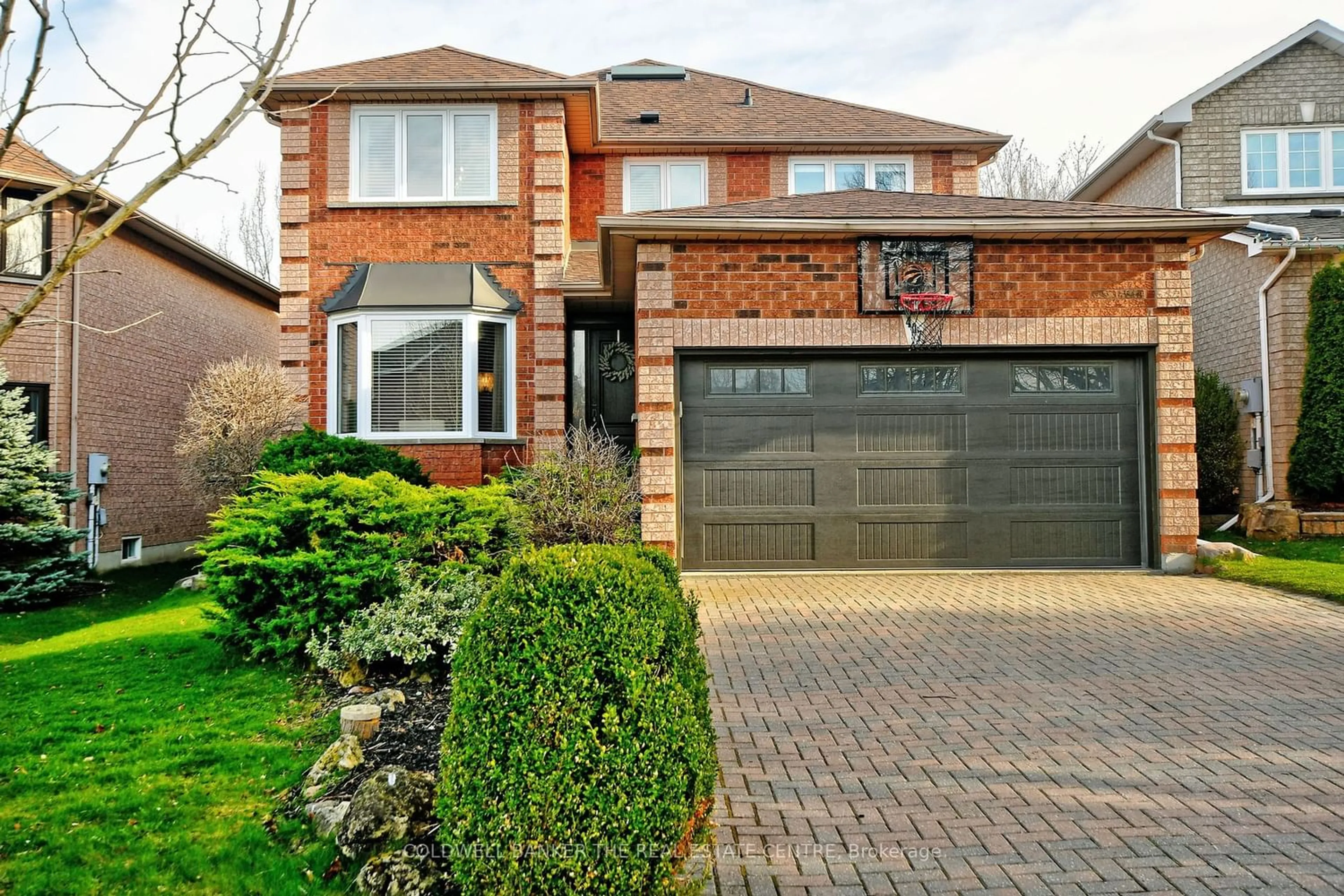 Home with brick exterior material for 407 Renzius Crt, Newmarket Ontario L3Y 8G5