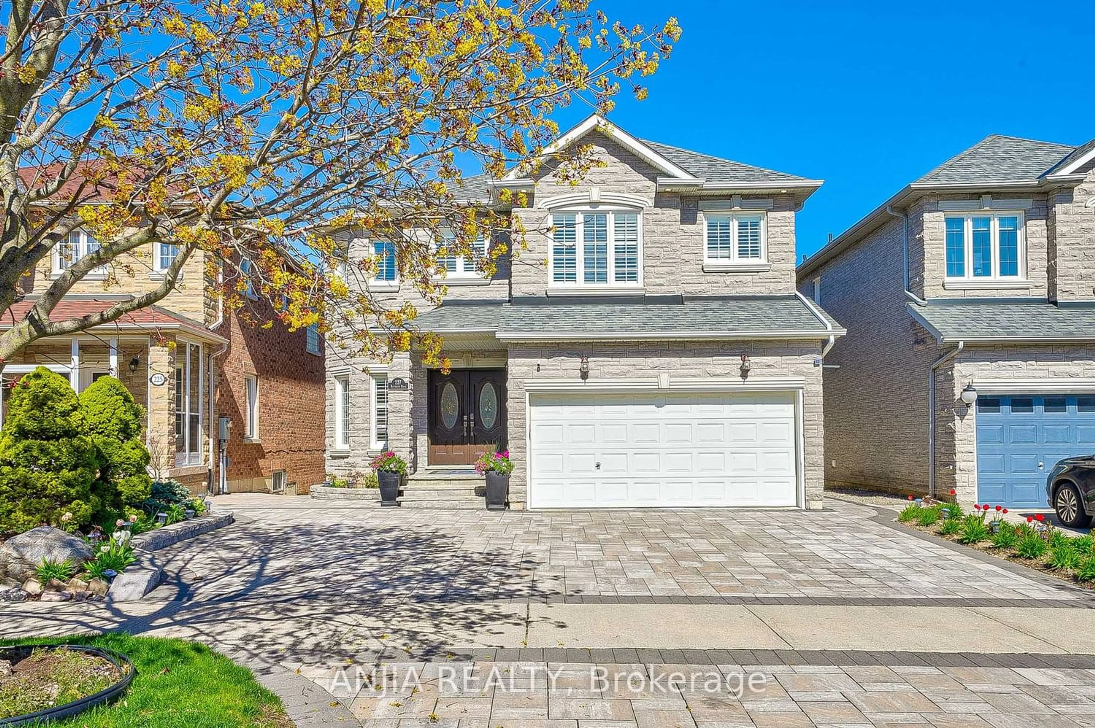 Frontside or backside of a home for 227 Rothbury Rd, Richmond Hill Ontario L4S 2N3