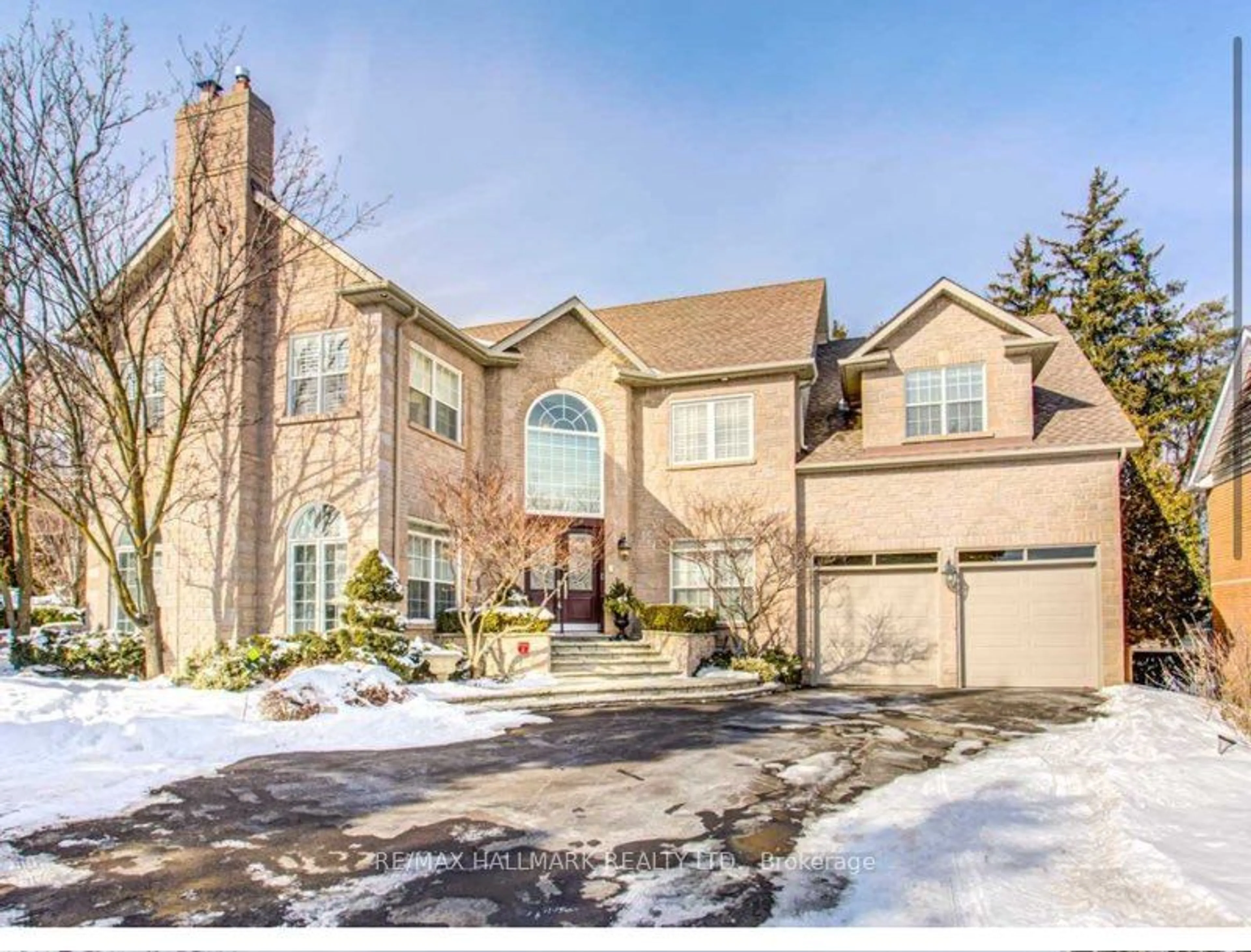 Frontside or backside of a home for 384 Kennedy St, Aurora Ontario L4G 5M6