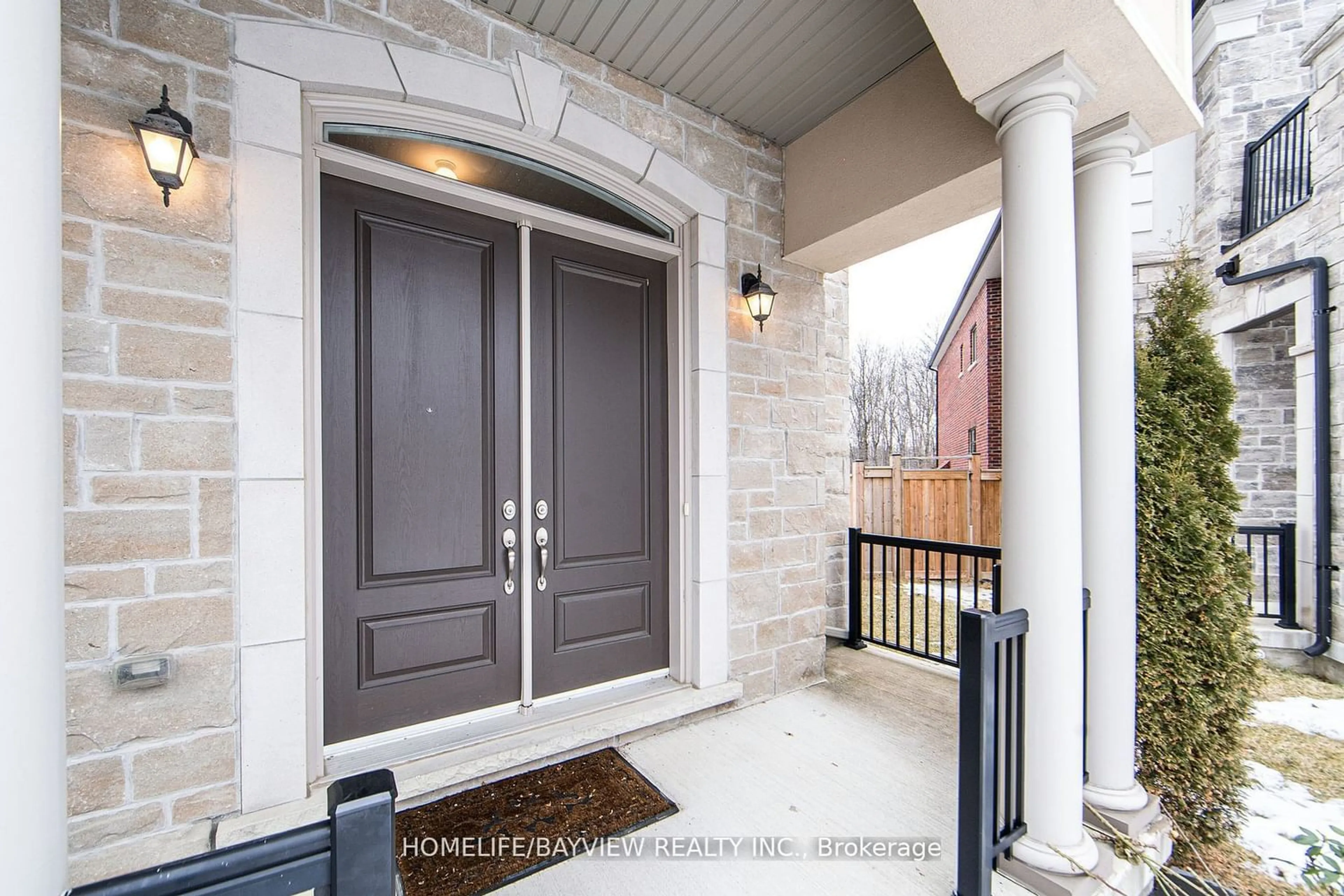 Indoor entryway for 87 Strawbridge Farm Dr, Aurora Ontario L4G 0T9