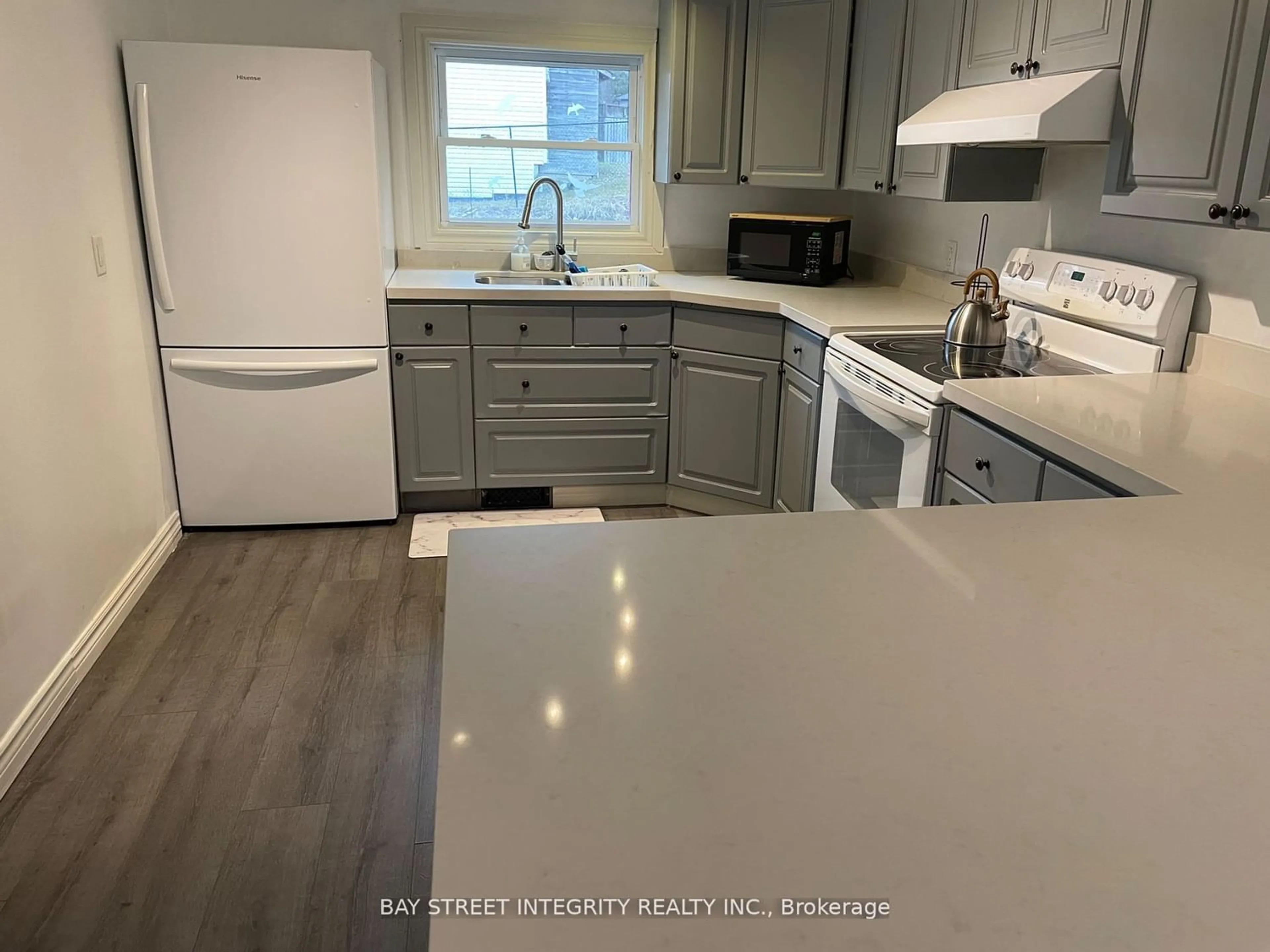 Standard kitchen for 229 Elm Ave, Georgina Ontario L4P 2V2