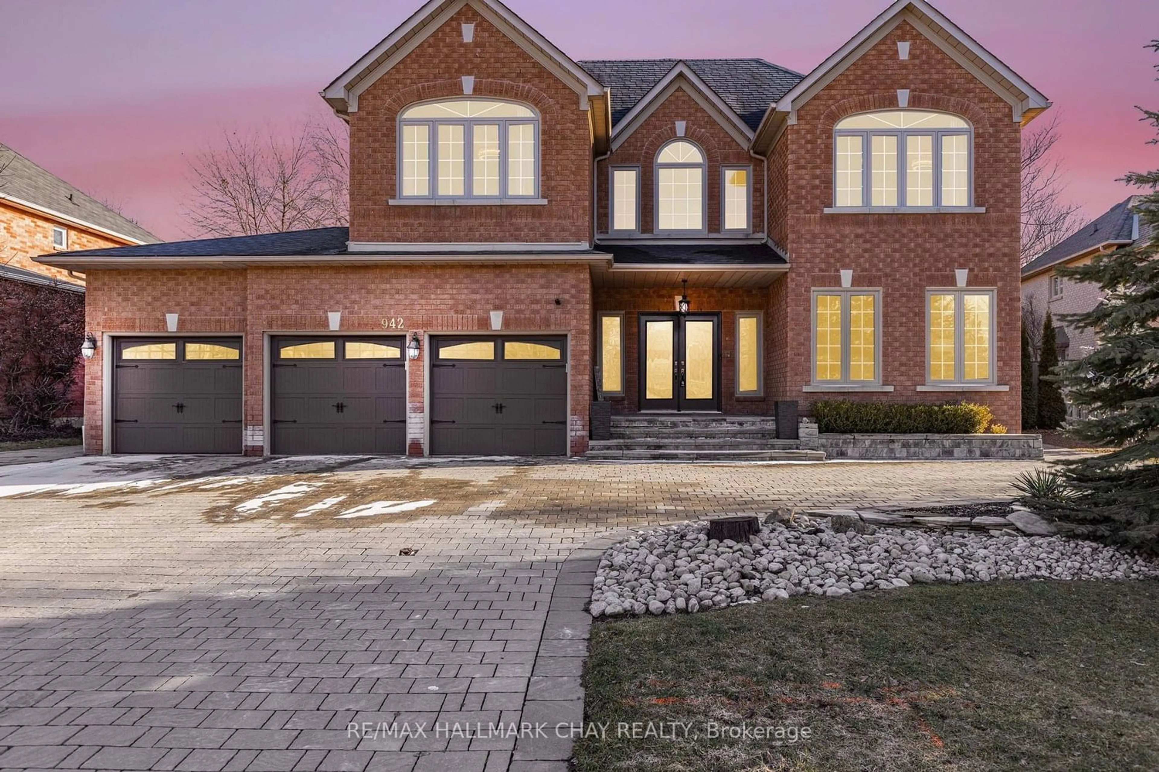 Home with brick exterior material for 942 Comfort Lane, Newmarket Ontario L3X 1V7