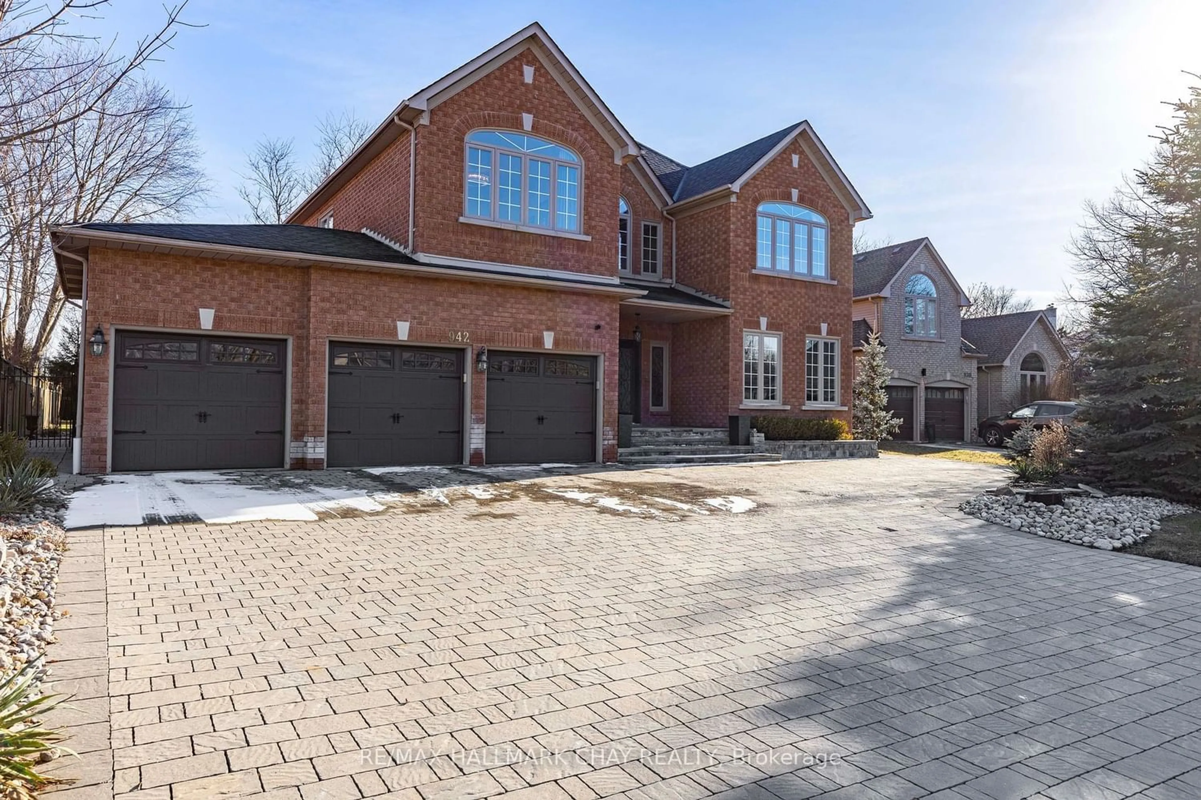 Home with brick exterior material for 942 Comfort Lane, Newmarket Ontario L3X 1V7