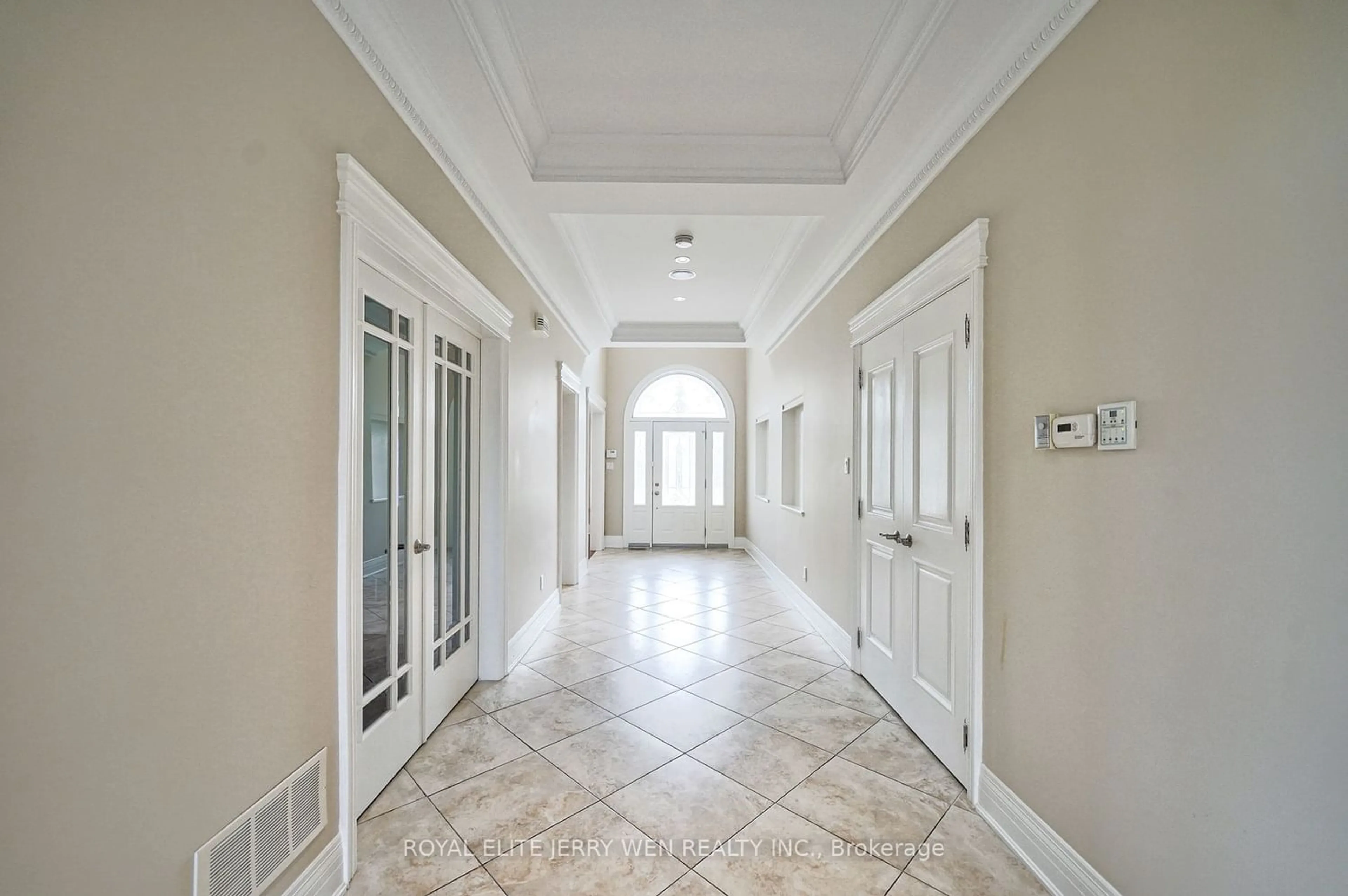 Indoor foyer for 26 Ellsworth Ave, Richmond Hill Ontario L4C 9N8