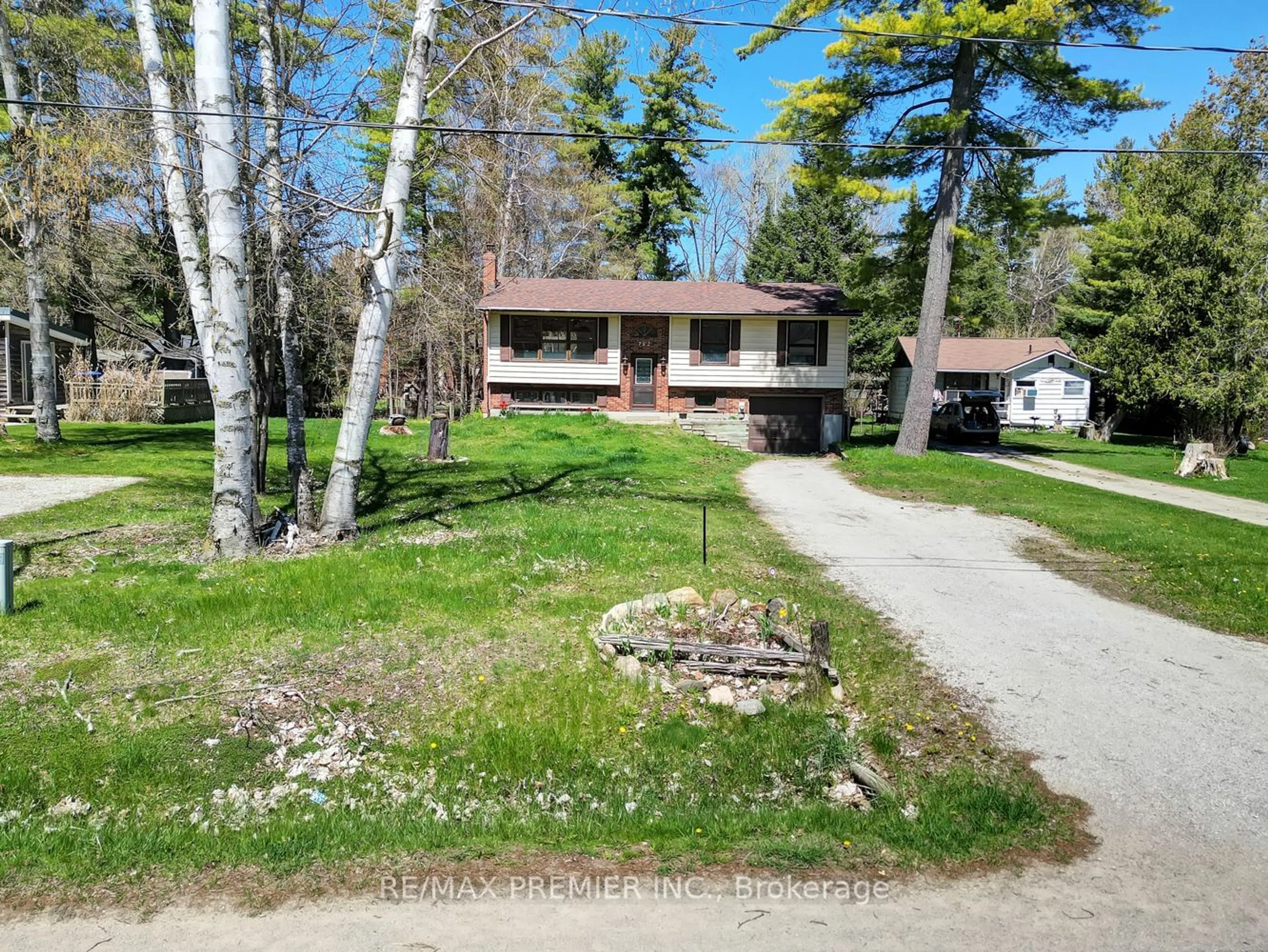 Frontside or backside of a home for 752 Pinegrove Ave, Innisfil Ontario L0L 2M0