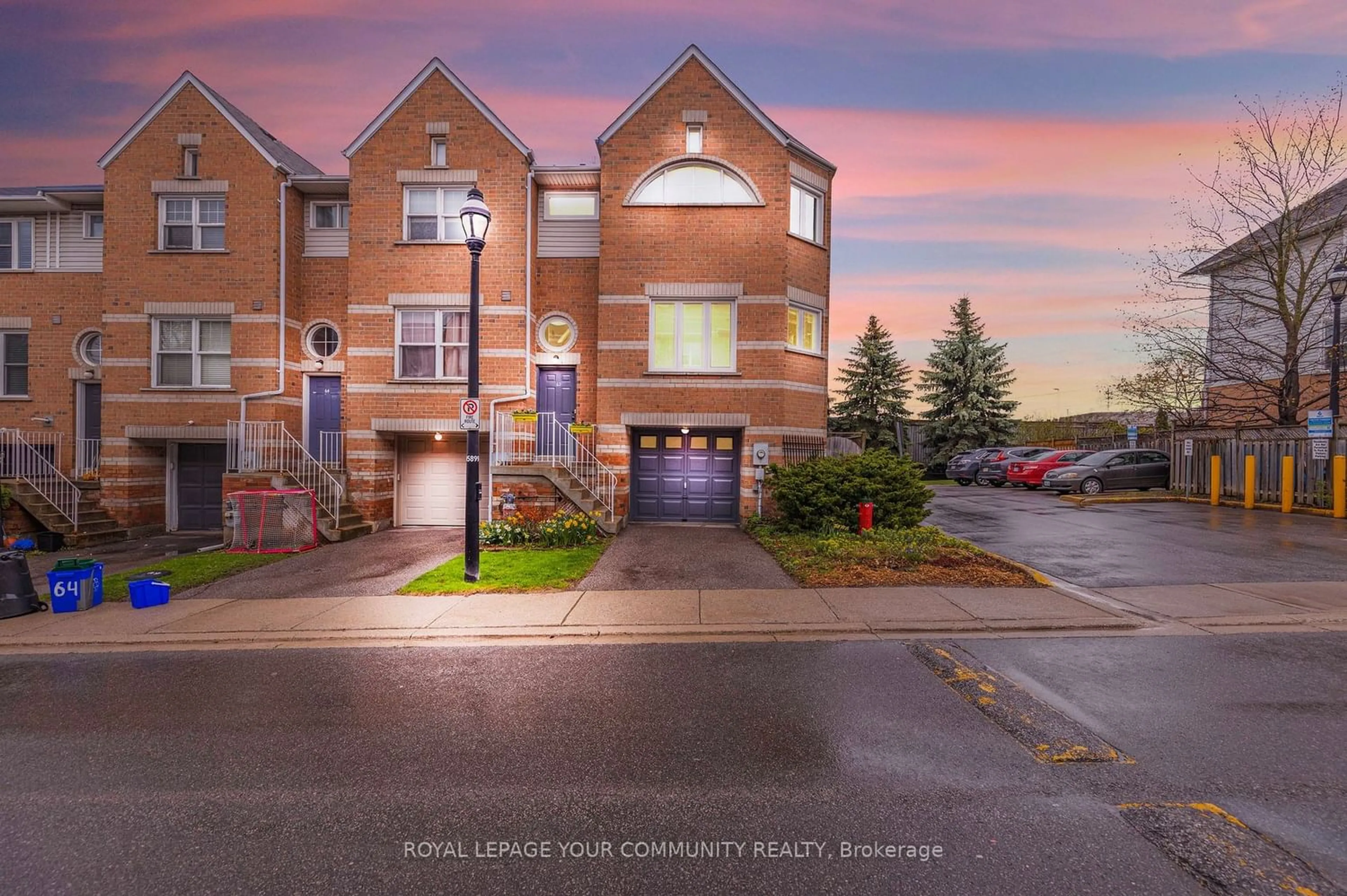 A pic from exterior of the house or condo for 62 Brandy Lane Way, Newmarket Ontario L3Y 8P7