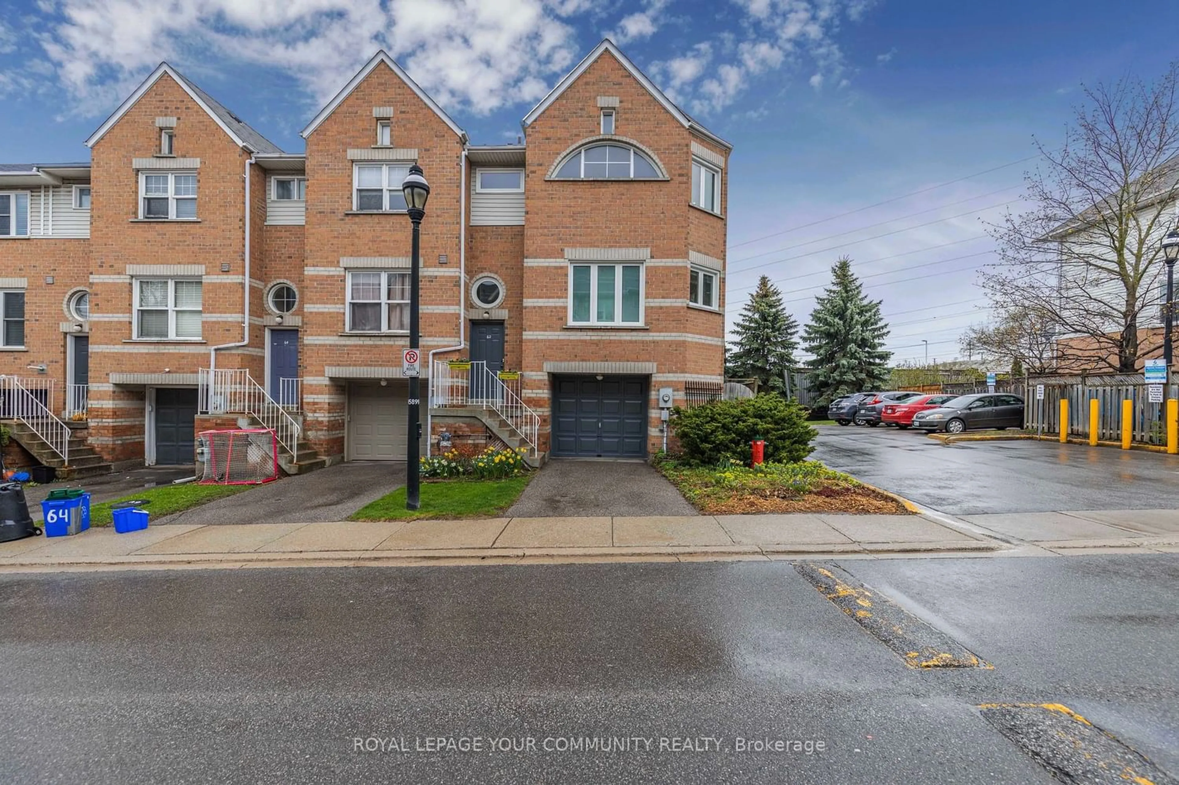 A pic from exterior of the house or condo for 62 Brandy Lane Way, Newmarket Ontario L3Y 8P7