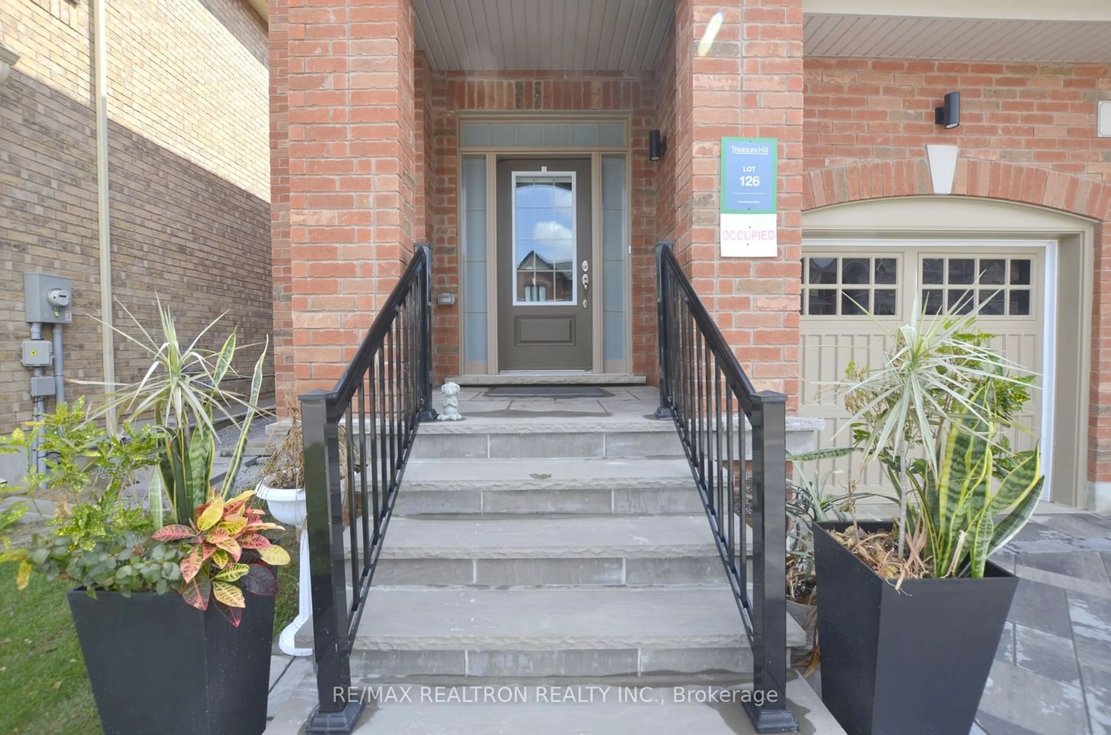 Indoor foyer for 23 Pietrowski Dr, Georgina Ontario L4P 0J7