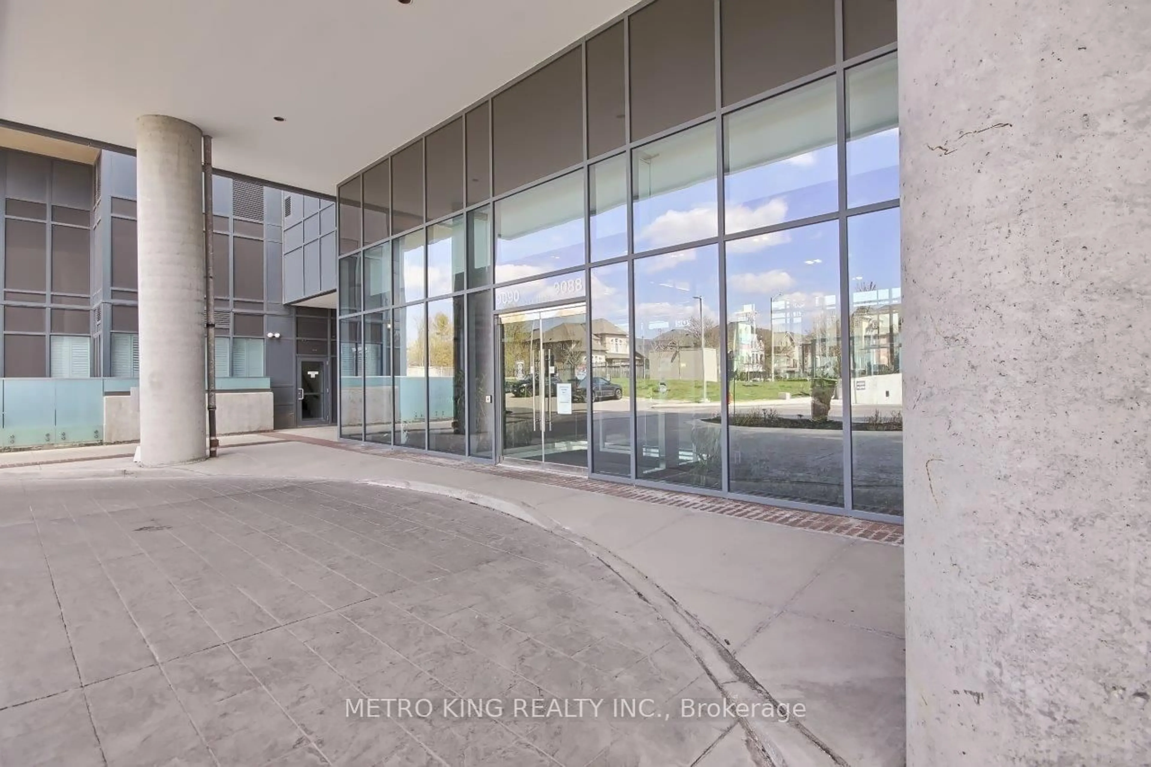 Indoor foyer for 9088 Yonge St #806A, Richmond Hill Ontario L4C 0Y6