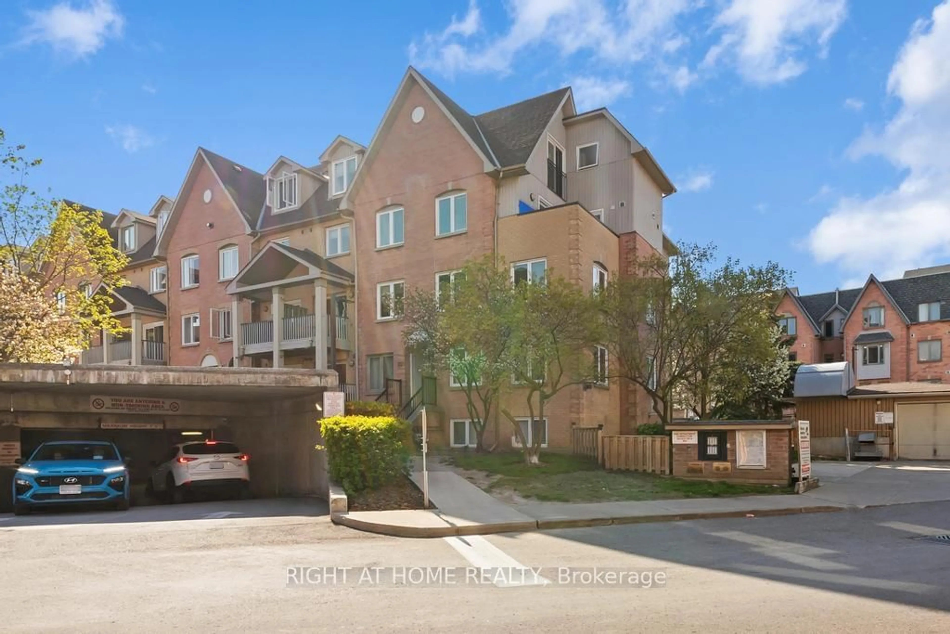 A pic from exterior of the house or condo for 75 Weldrick Ave #827, Richmond Hill Ontario L4C 0H9