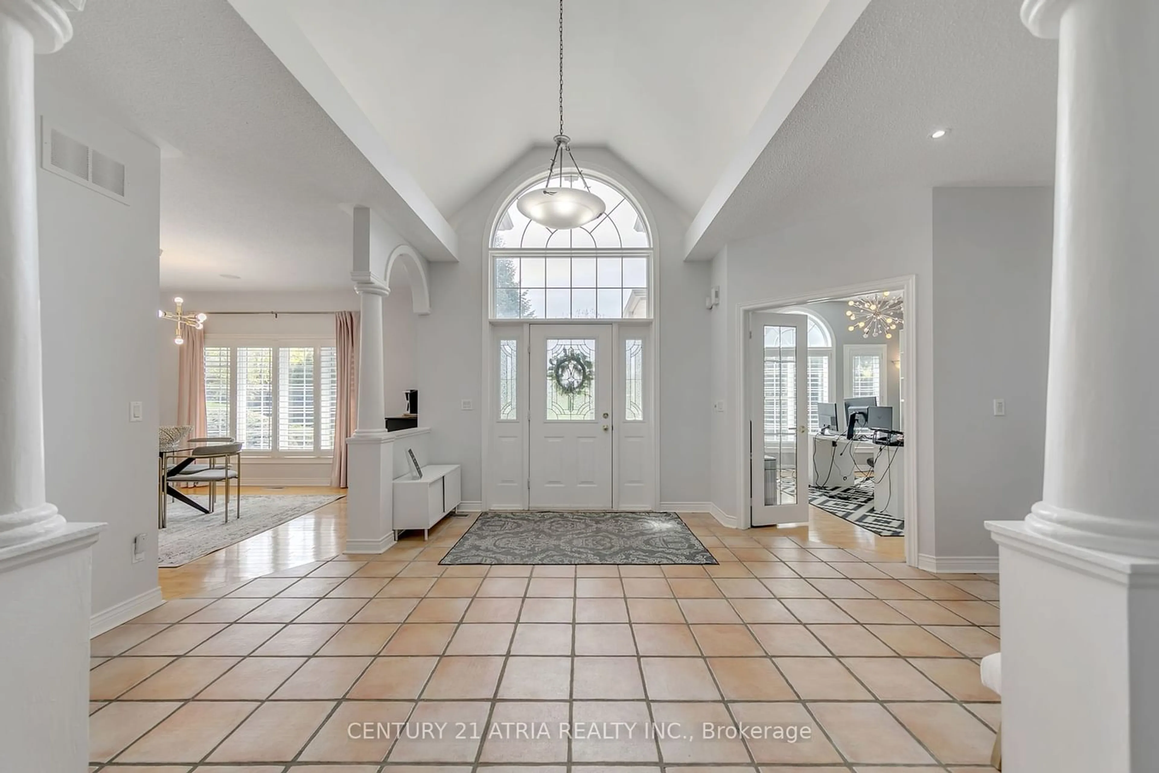 Indoor foyer for 4 Maplehyrn Ave, East Gwillimbury Ontario L0G 1V0