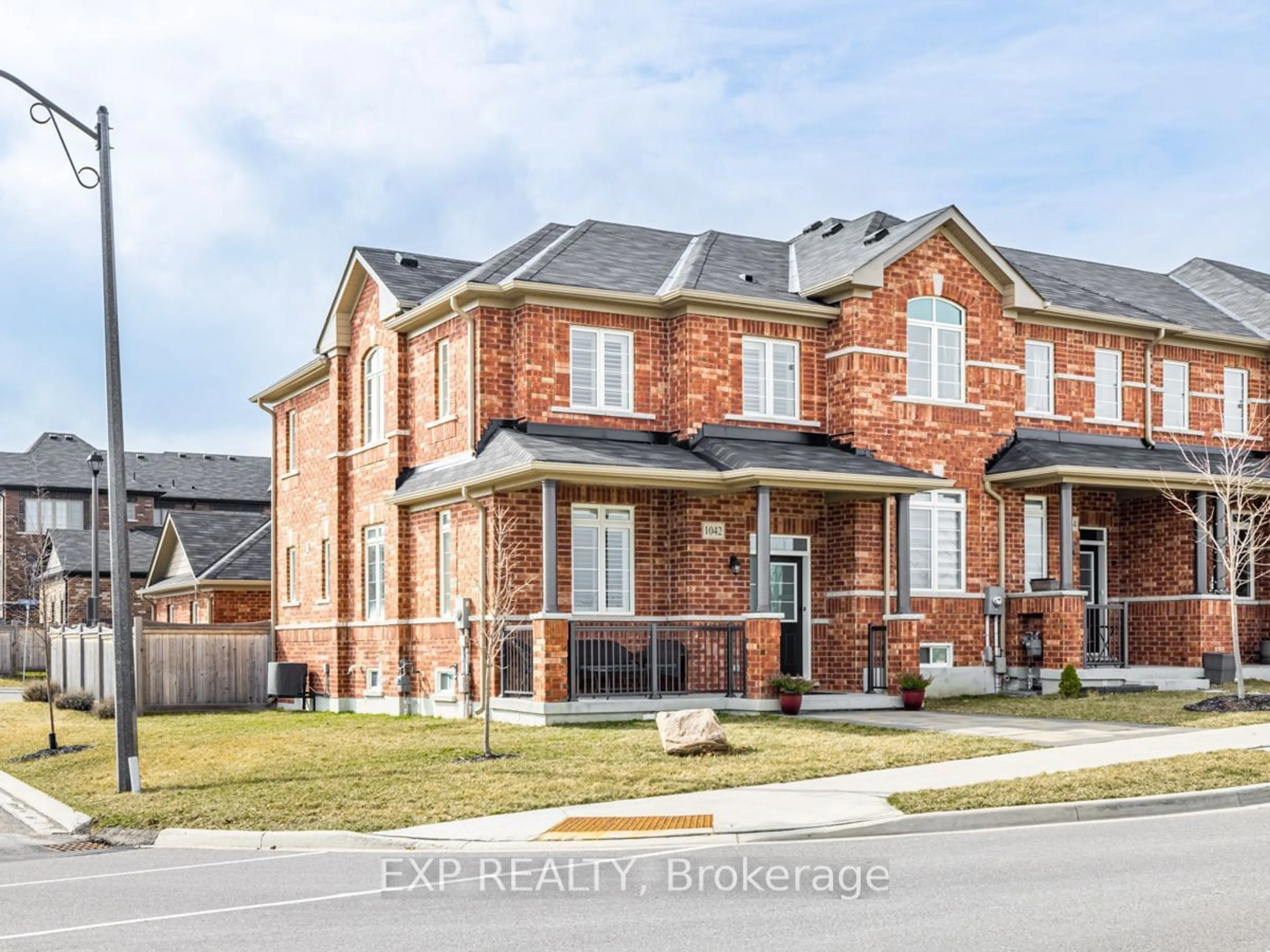 Home with brick exterior material for 1042 Murrell Blvd, East Gwillimbury Ontario L9N 0X8