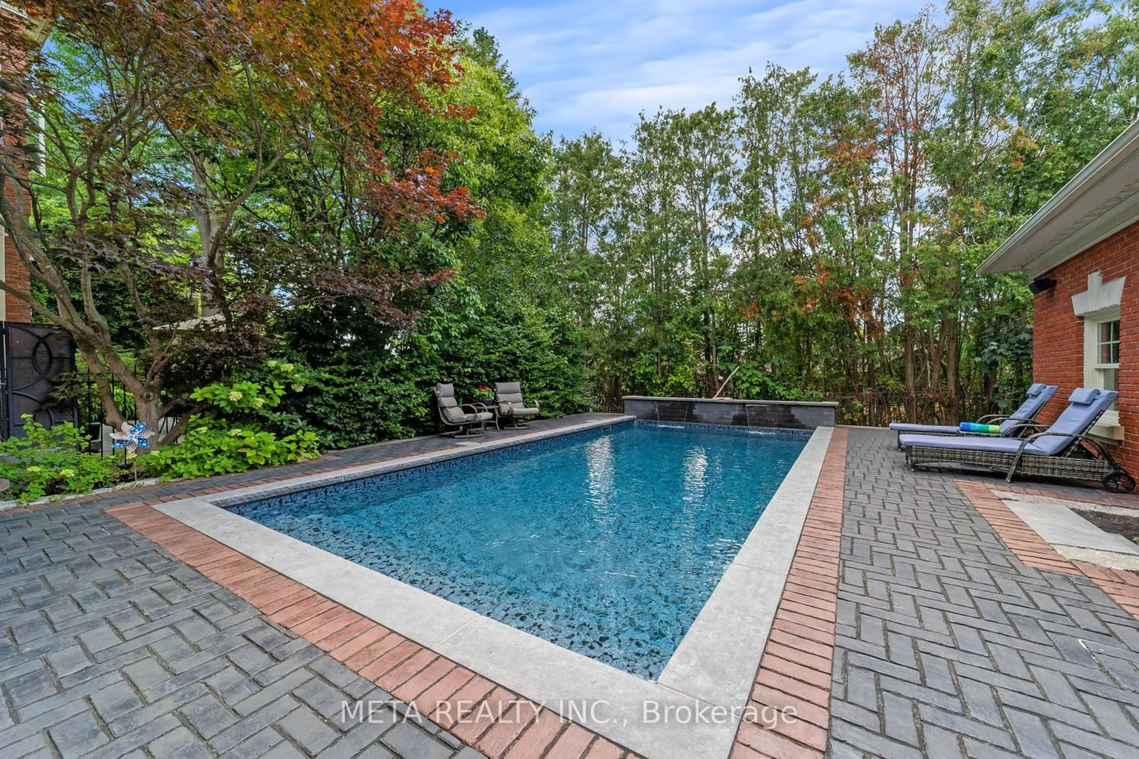 Indoor or outdoor pool for 35 Willett Cres, Richmond Hill Ontario L4C 7W2